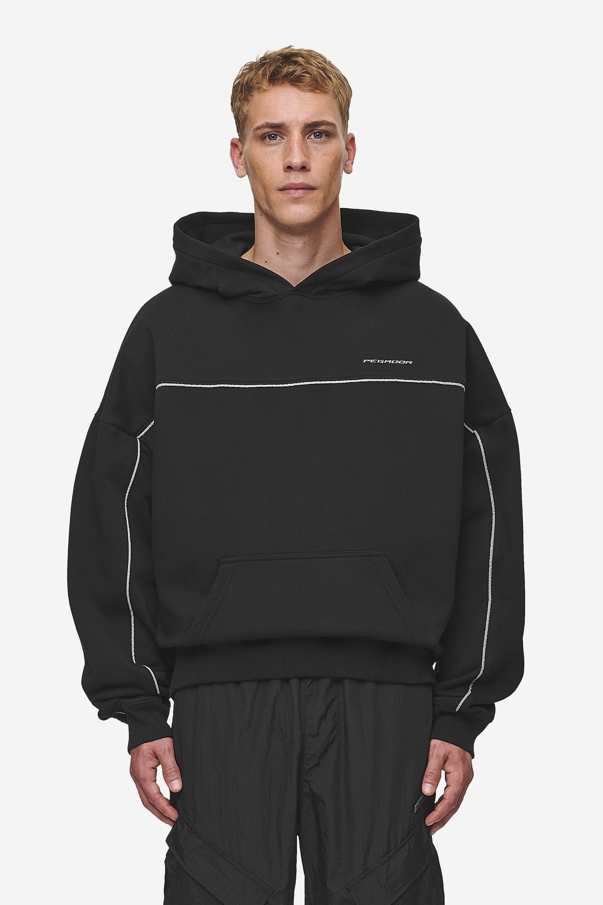 Pegador Beak Boxy Hoodie Washed Black Seitenansicht aus der Most Alive Kollektion für Herren