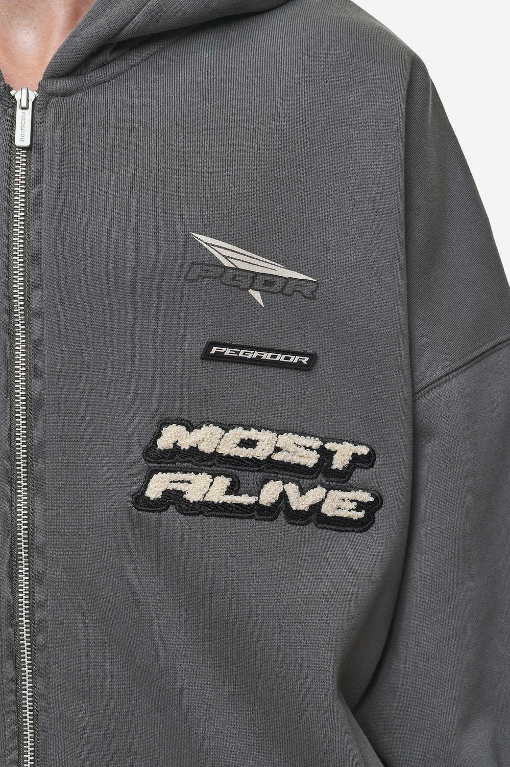 Pegador Hogan Boxy Sweat Jacket Washed Anthracite Detailshot aus der Most Alive Kollektion für Herren