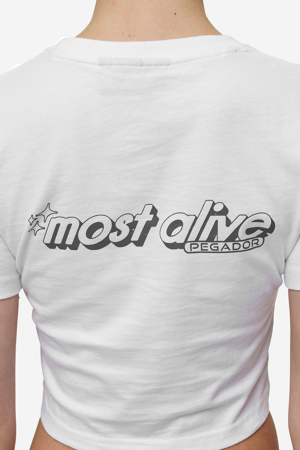 Pegador Thea Baby Tee White Detailshot aus der Most Alive Kollektion für DaHerren