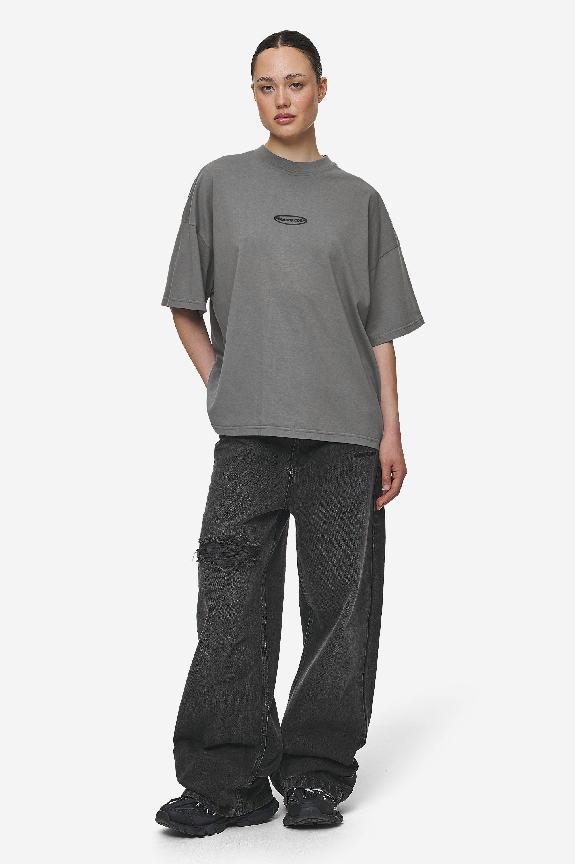 Pegador Sora Heavy Oversized Tee Washed Deep Grey Ganzkörper Bild aus der Most Alive Kollektion für DaHerren