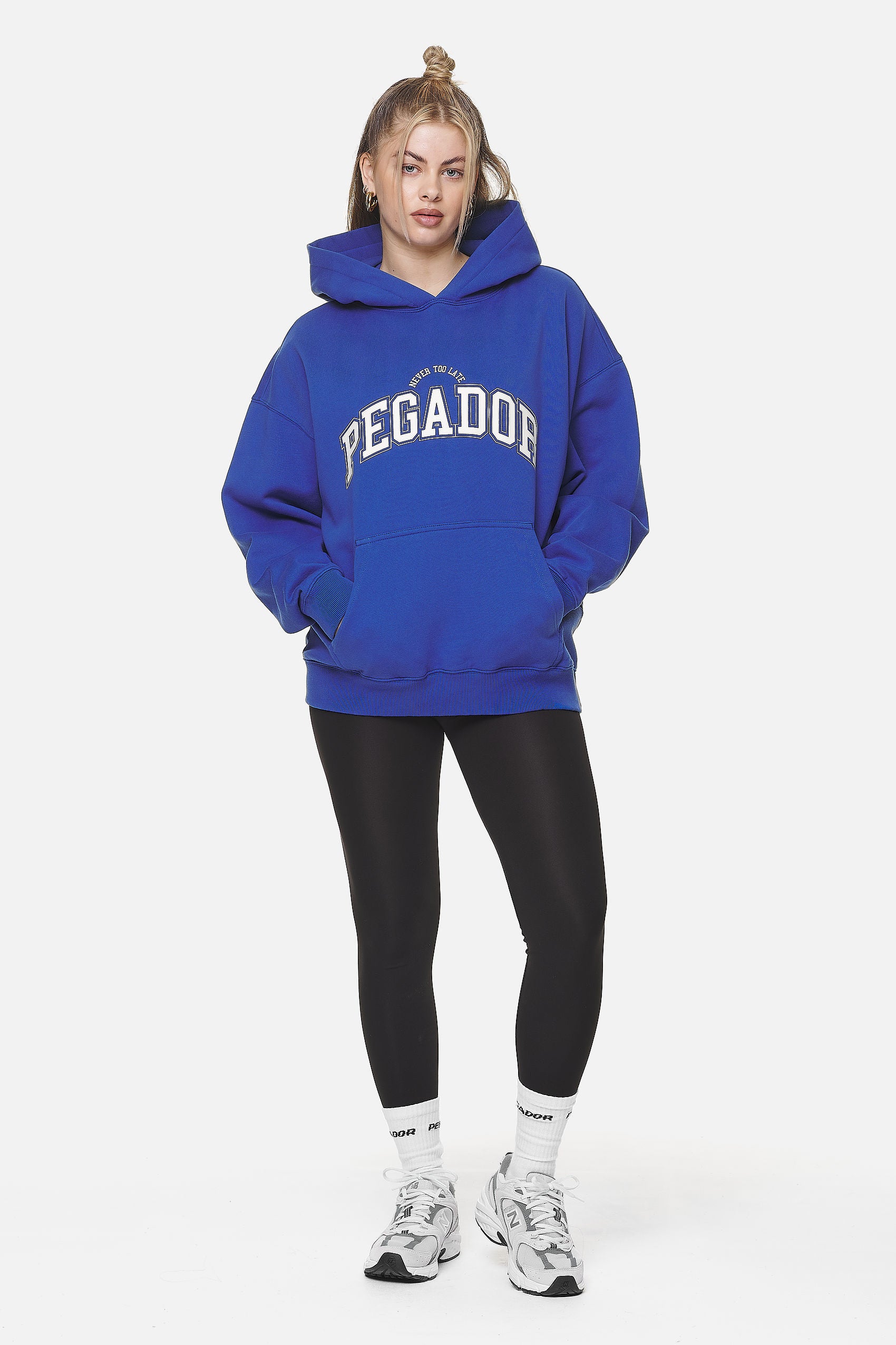 Pegador Wayruna Oversized Hoodie Washed True Blue Ganzkörper Bild aus der Never Too Late Kollektion für DaHerren