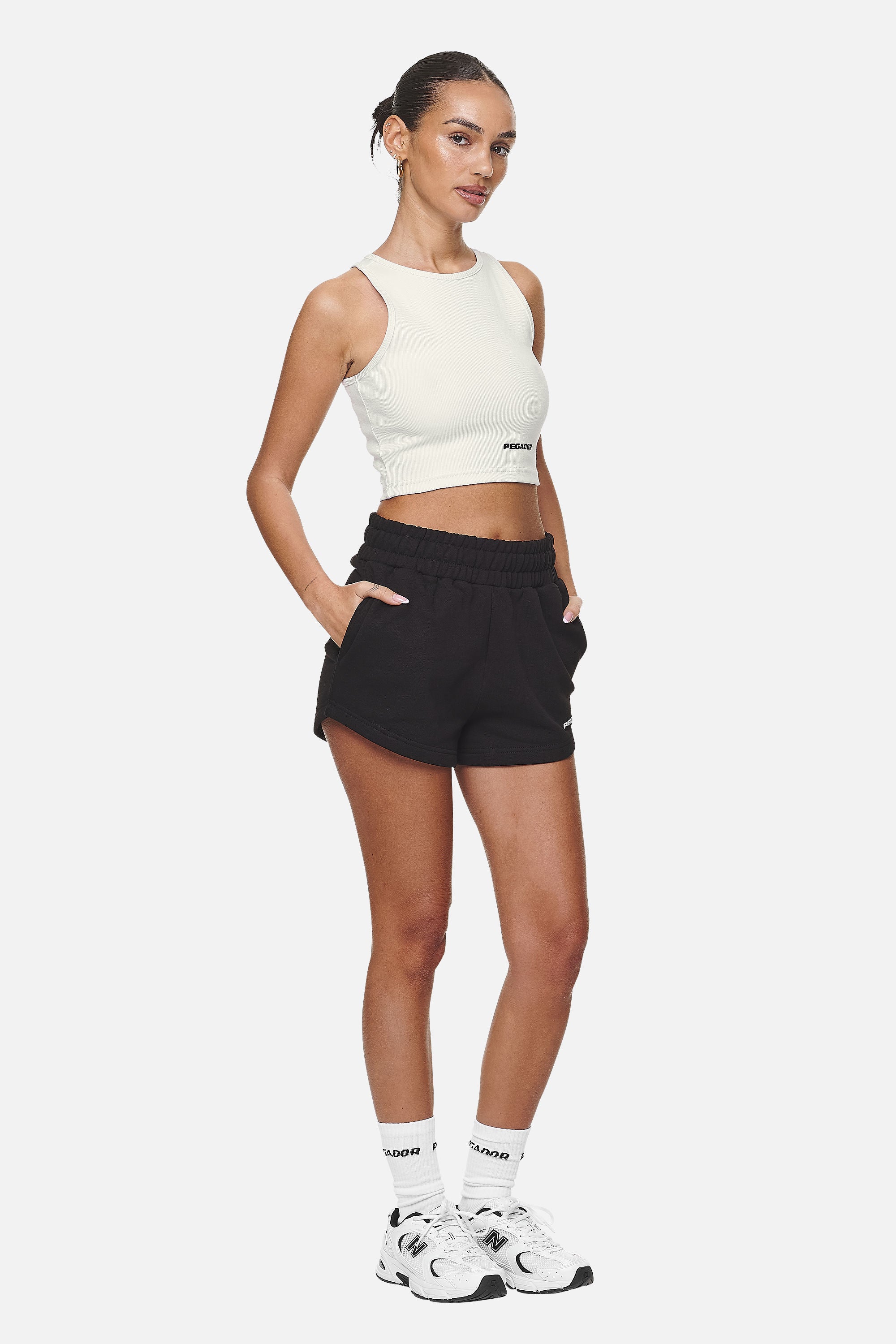 Pegador Ayla Crop Top Washed Coconut Milk Black Ganzkörper Bild aus der Never Too Late Kollektion für DaHerren