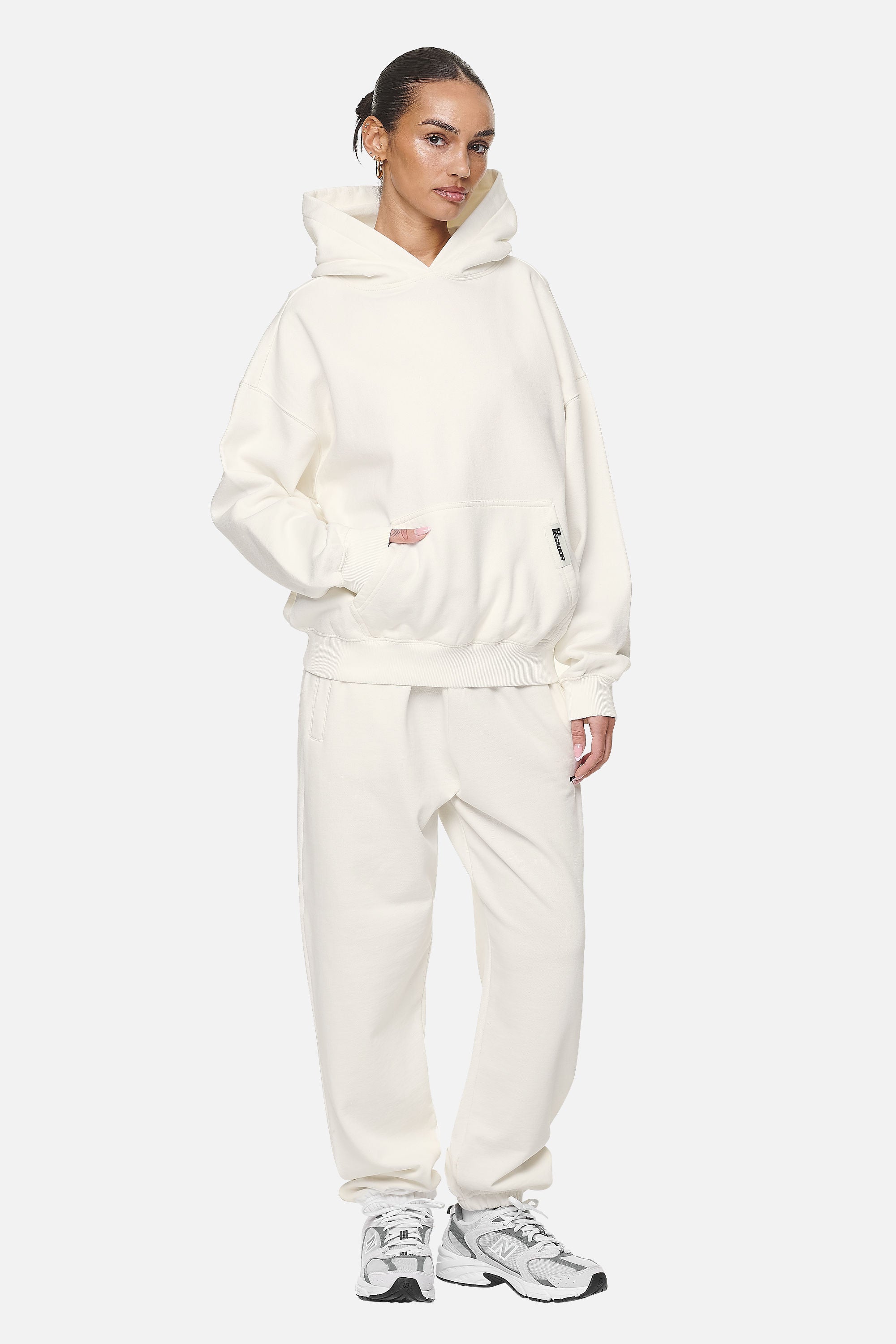 Pegador Mina Oversized Hoodie Washed Coconut Milk Ganzkörper Bild aus der Never Too Late Kollektion für DaHerren