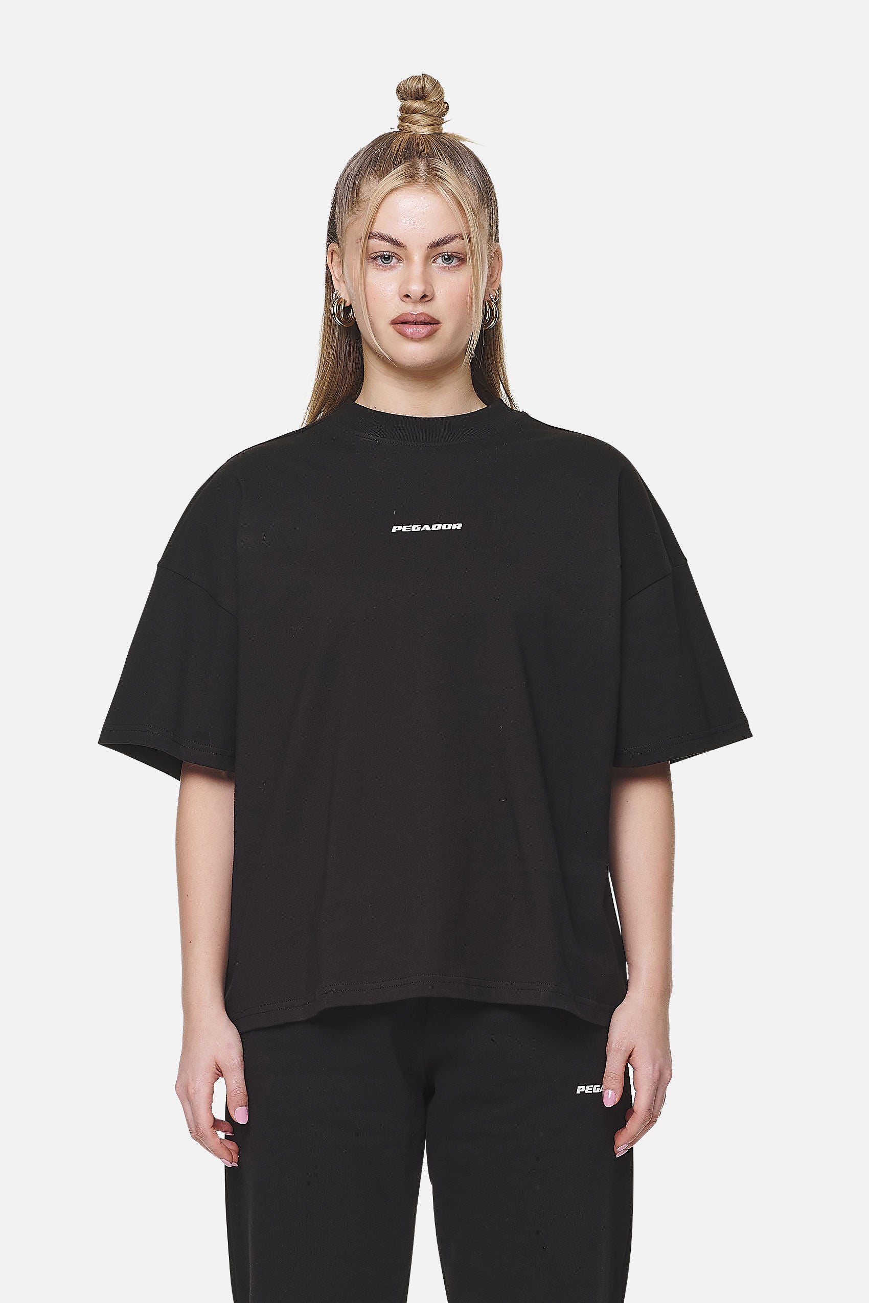 Pegador Arendal Logo Heavy Oversized Tee Black White Seitenansicht aus der Never Too Late Kollektion für DaHerren