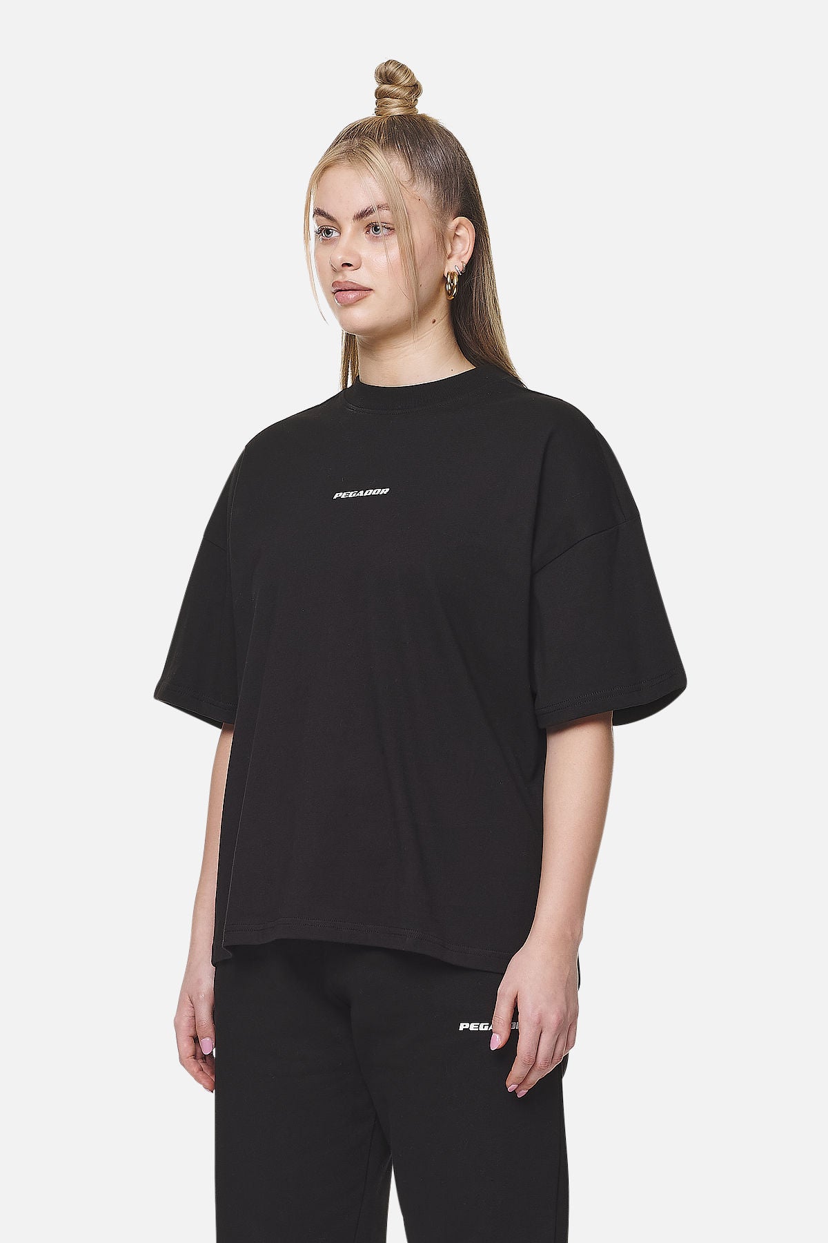 Pegador Arendal Logo Heavy Oversized Tee Black White Gegenansicht aus der Never Too Late Kollektion für DaHerren