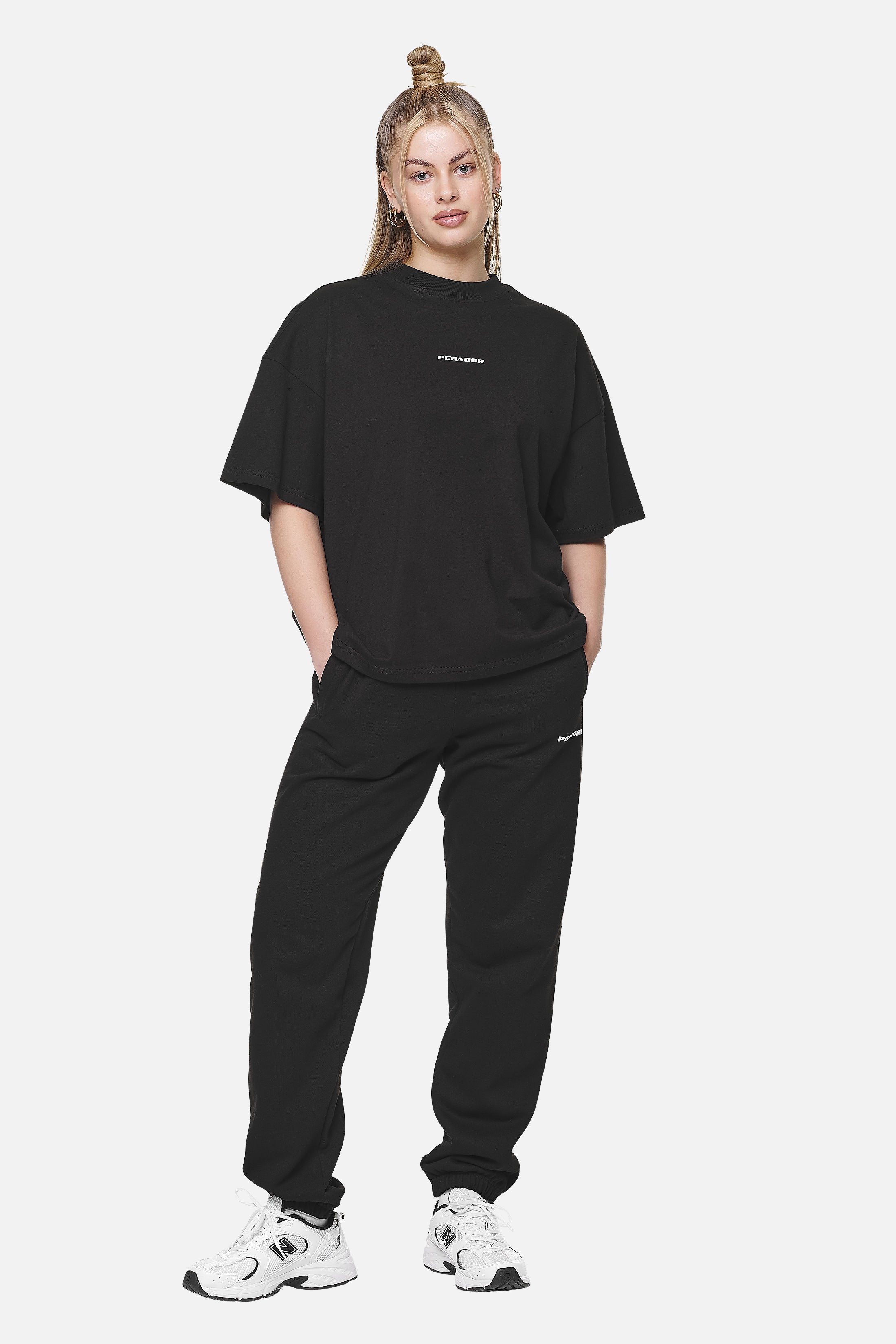 Pegador Arendal Logo Heavy Oversized Tee Black White Ganzkörper Bild aus der Never Too Late Kollektion für DaHerren