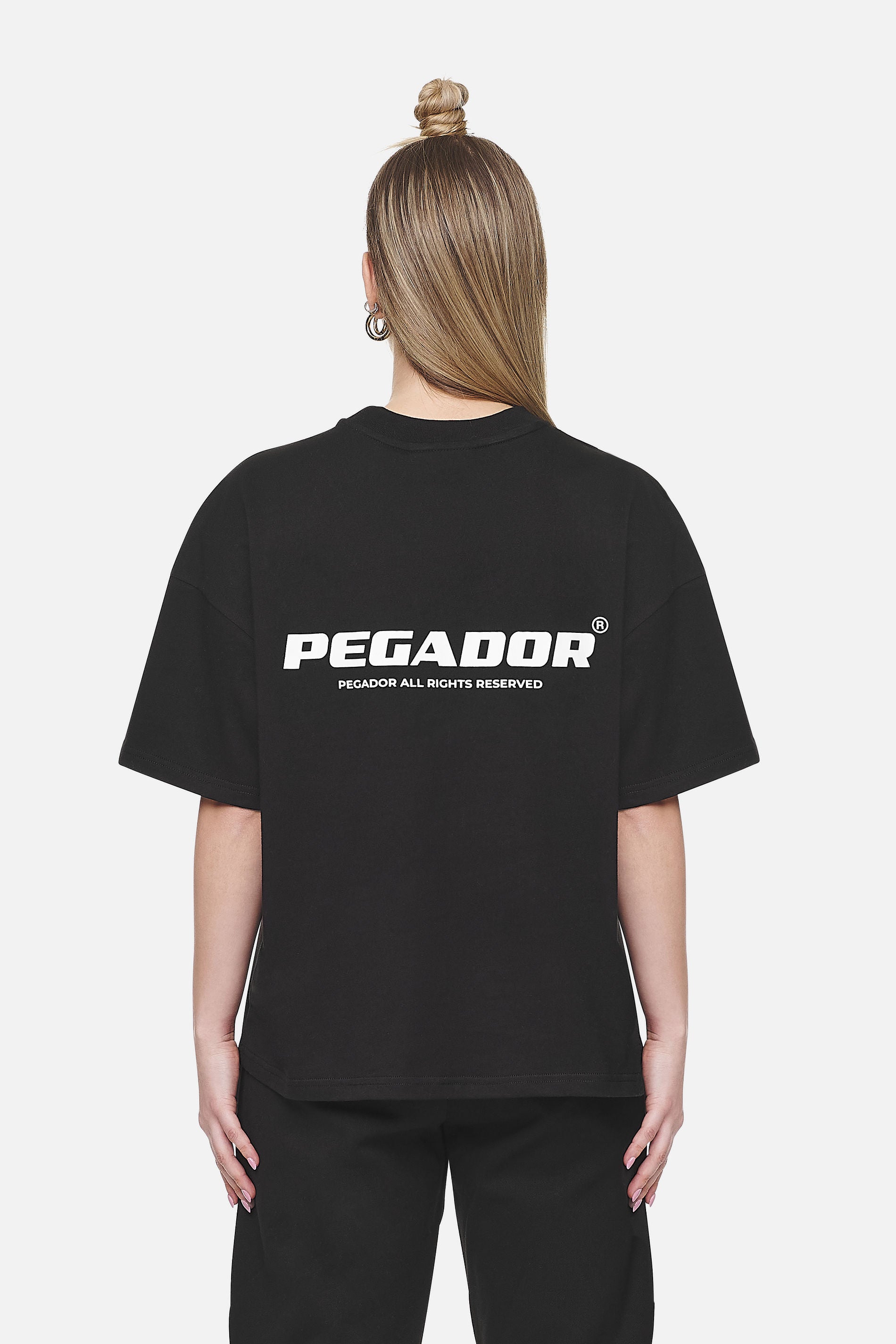 Pegador Arendal Logo Heavy Oversized Tee Black White Detailshot aus der Never Too Late Kollektion für DaHerren