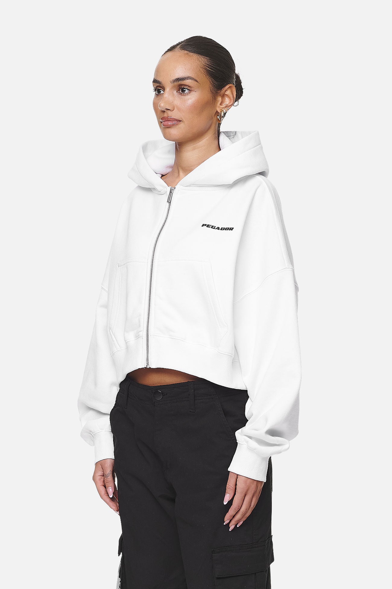 Pegador Marla Cropped Zip Hoodie White Black Gum Seitenansicht aus der Never Too Late Kollektion für DaHerren