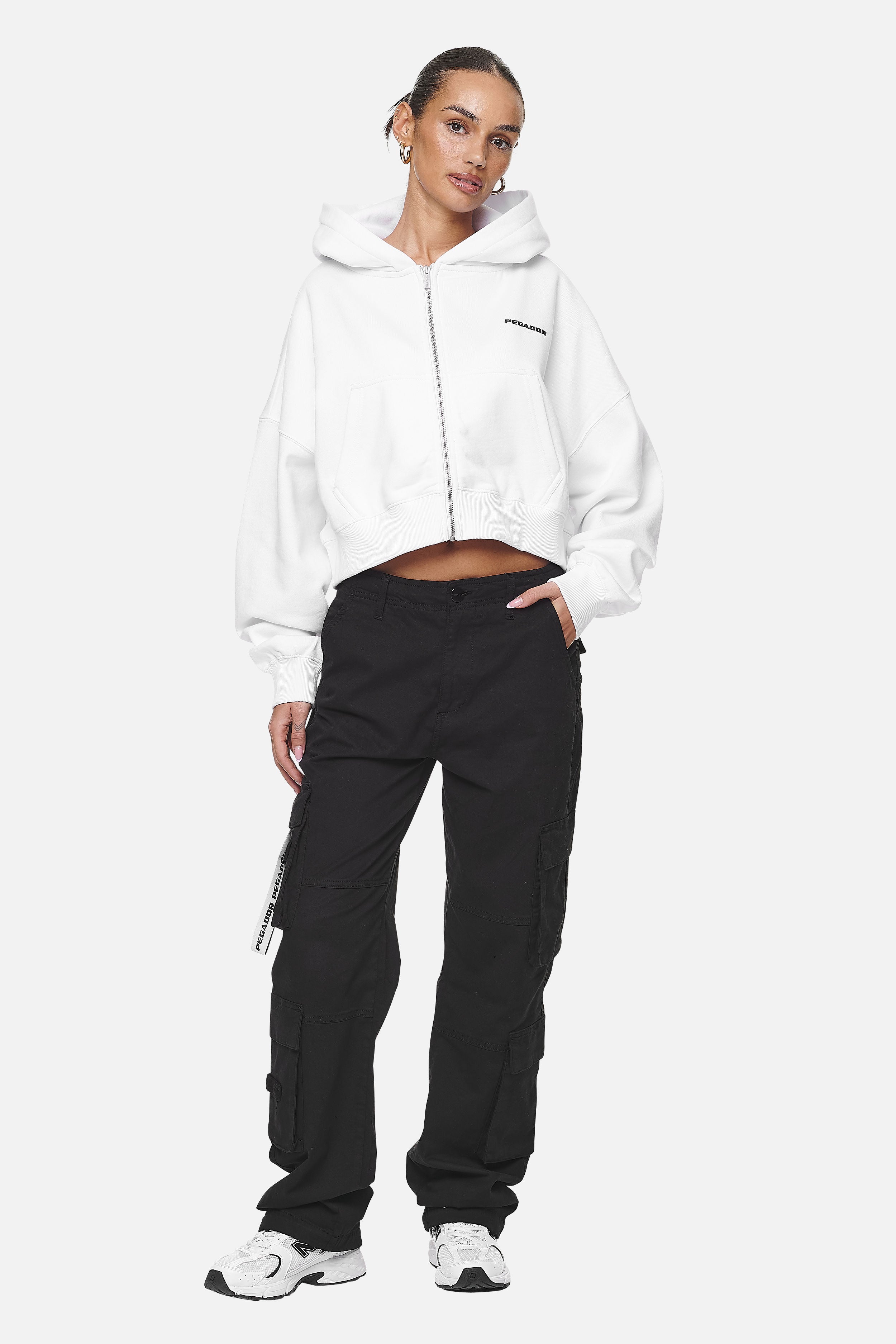 Pegador Marla Cropped Zip Hoodie White Black Gum Ganzkörper Bild aus der Never Too Late Kollektion für DaHerren