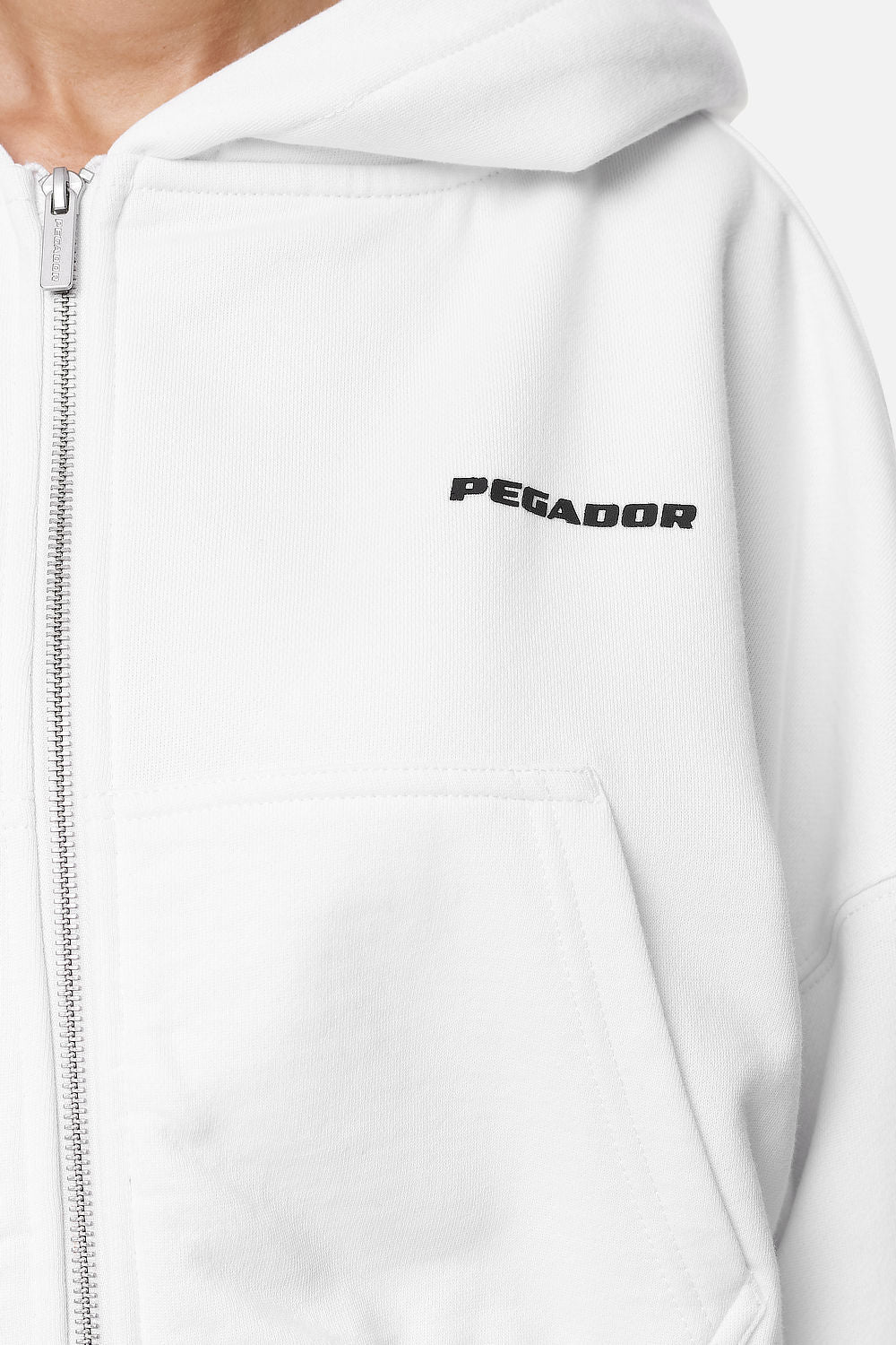 Pegador Marla Cropped Zip Hoodie White Black Gum Detailshot aus der Never Too Late Kollektion für DaHerren