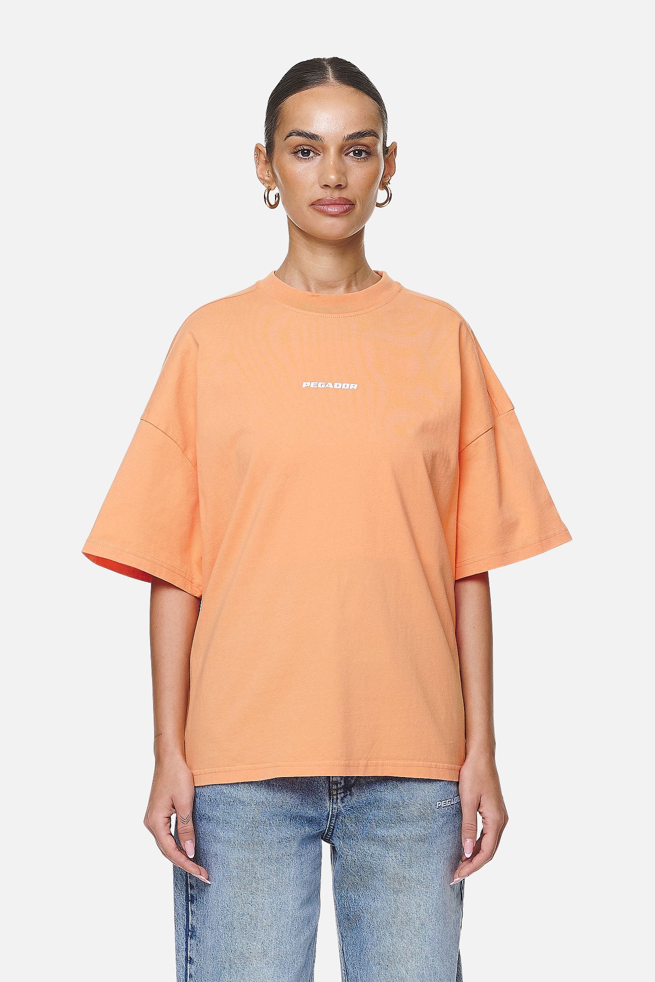 Pegador Arendal Logo Heavy Oversized Tee Washed Apricot White Seitenansicht aus der Never Too Late Kollektion für DaHerren