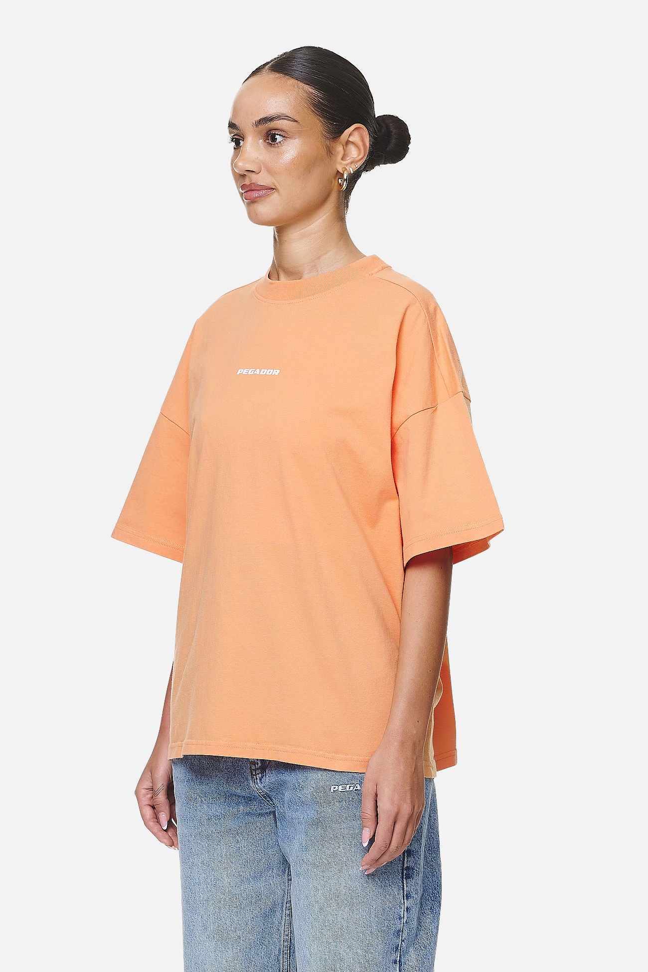 Pegador Arendal Logo Heavy Oversized Tee Washed Apricot White Gegenansicht aus der Never Too Late Kollektion für DaHerren