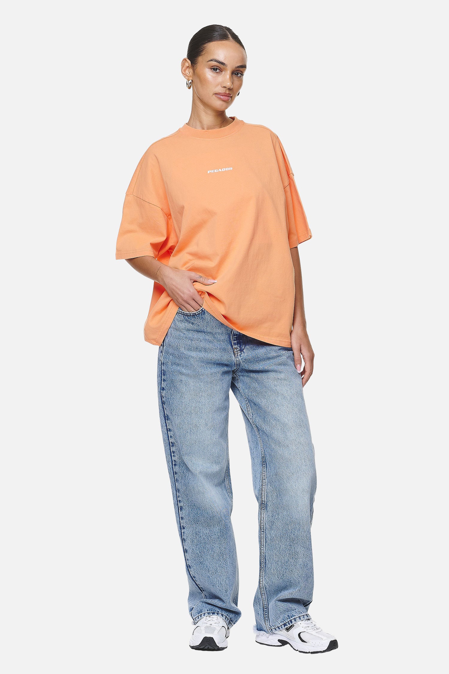 Pegador Arendal Logo Heavy Oversized Tee Washed Apricot White Ganzkörper Bild aus der Never Too Late Kollektion für DaHerren