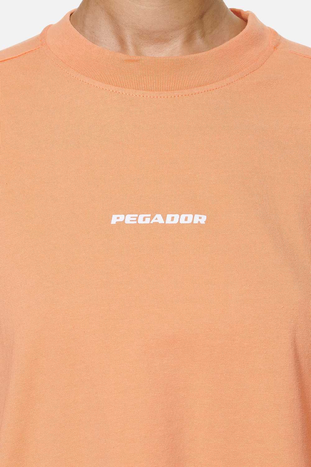 Pegador Arendal Logo Heavy Oversized Tee Washed Apricot White Detailshot aus der Never Too Late Kollektion für DaHerren