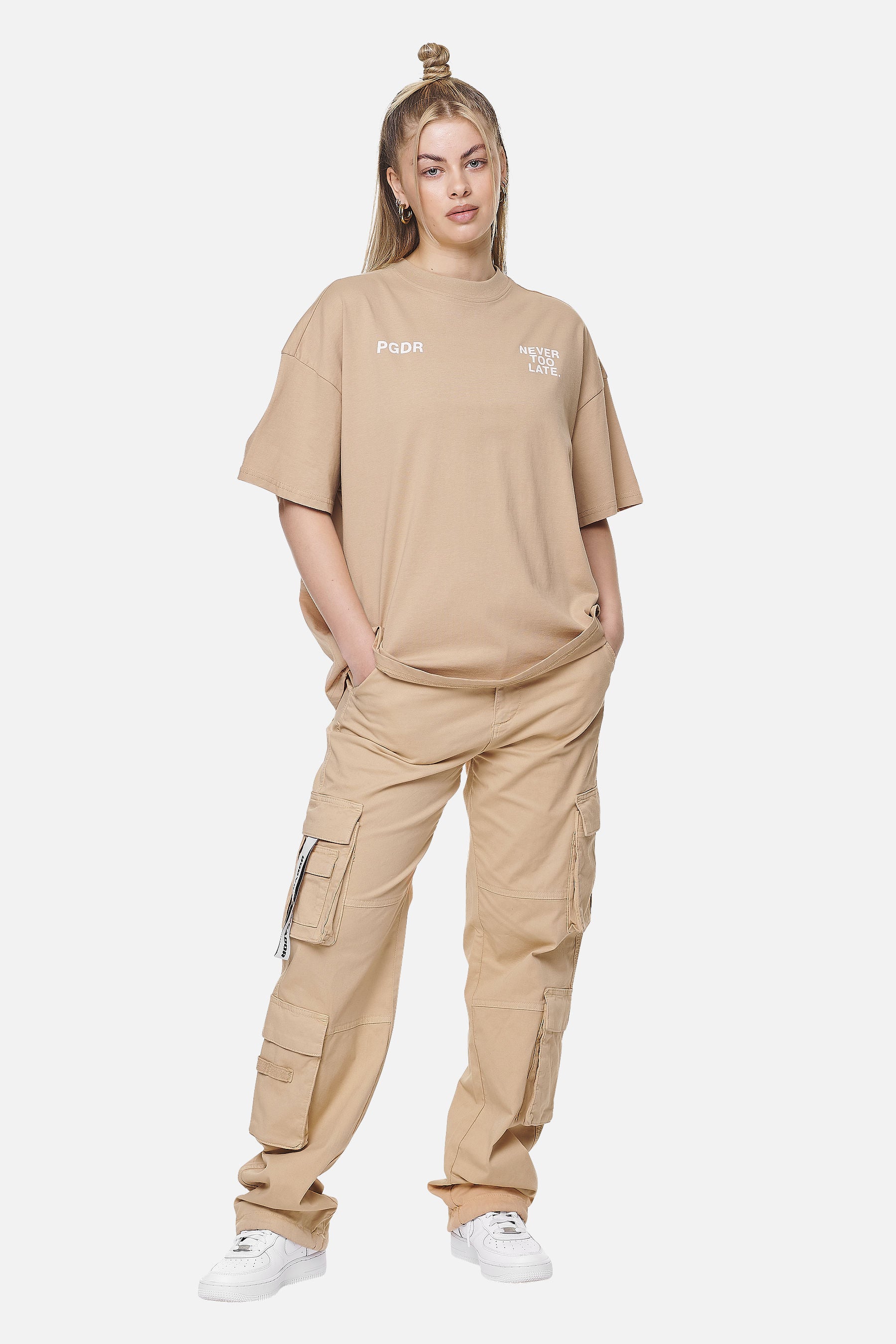 Pegador Airville Heavy Oversized Tee Washed Safari Sand Ganzkörper Bild aus der Never Too Late Kollektion für DaHerren