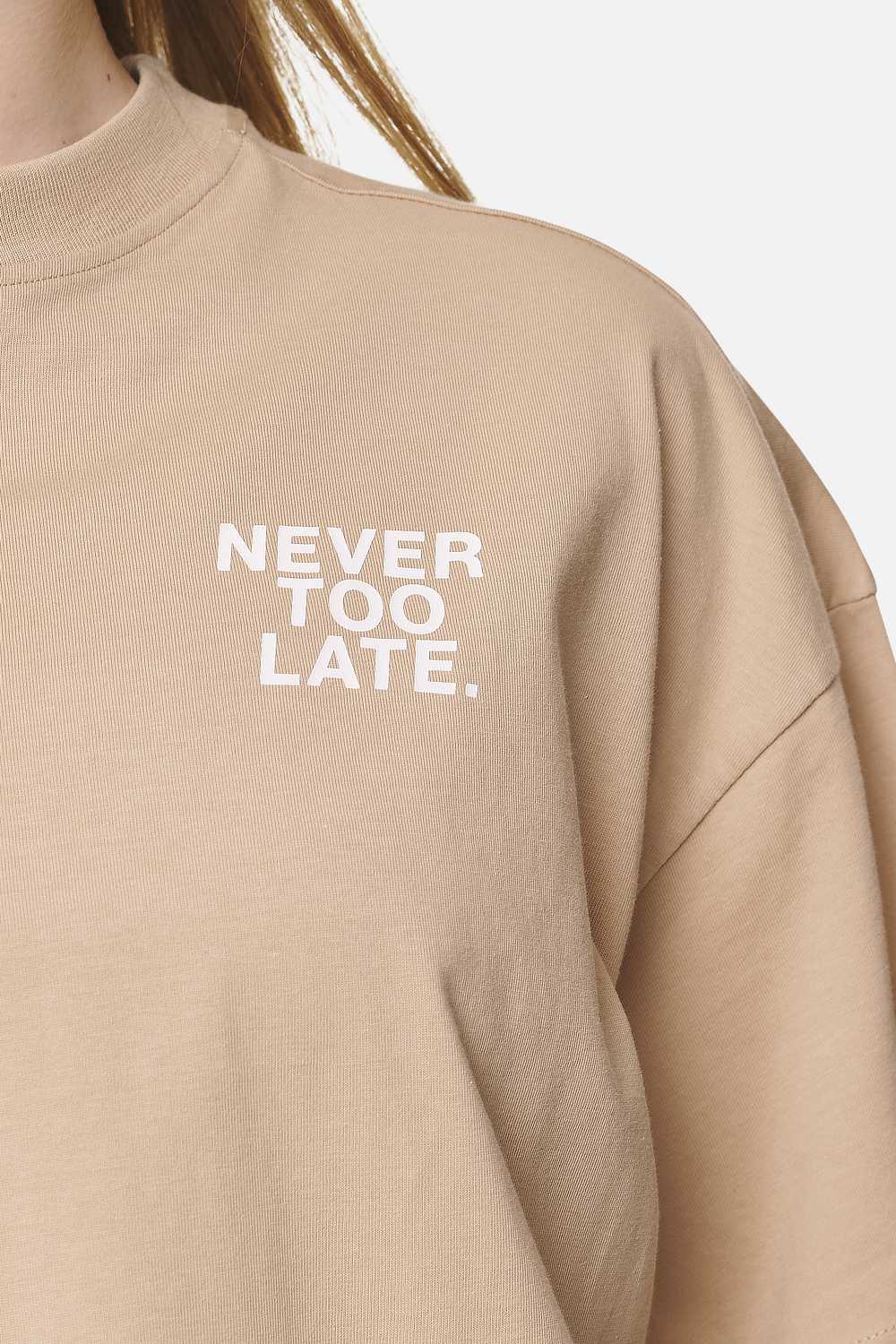 Pegador Airville Heavy Oversized Tee Washed Safari Sand Detailshot aus der Never Too Late Kollektion für DaHerren