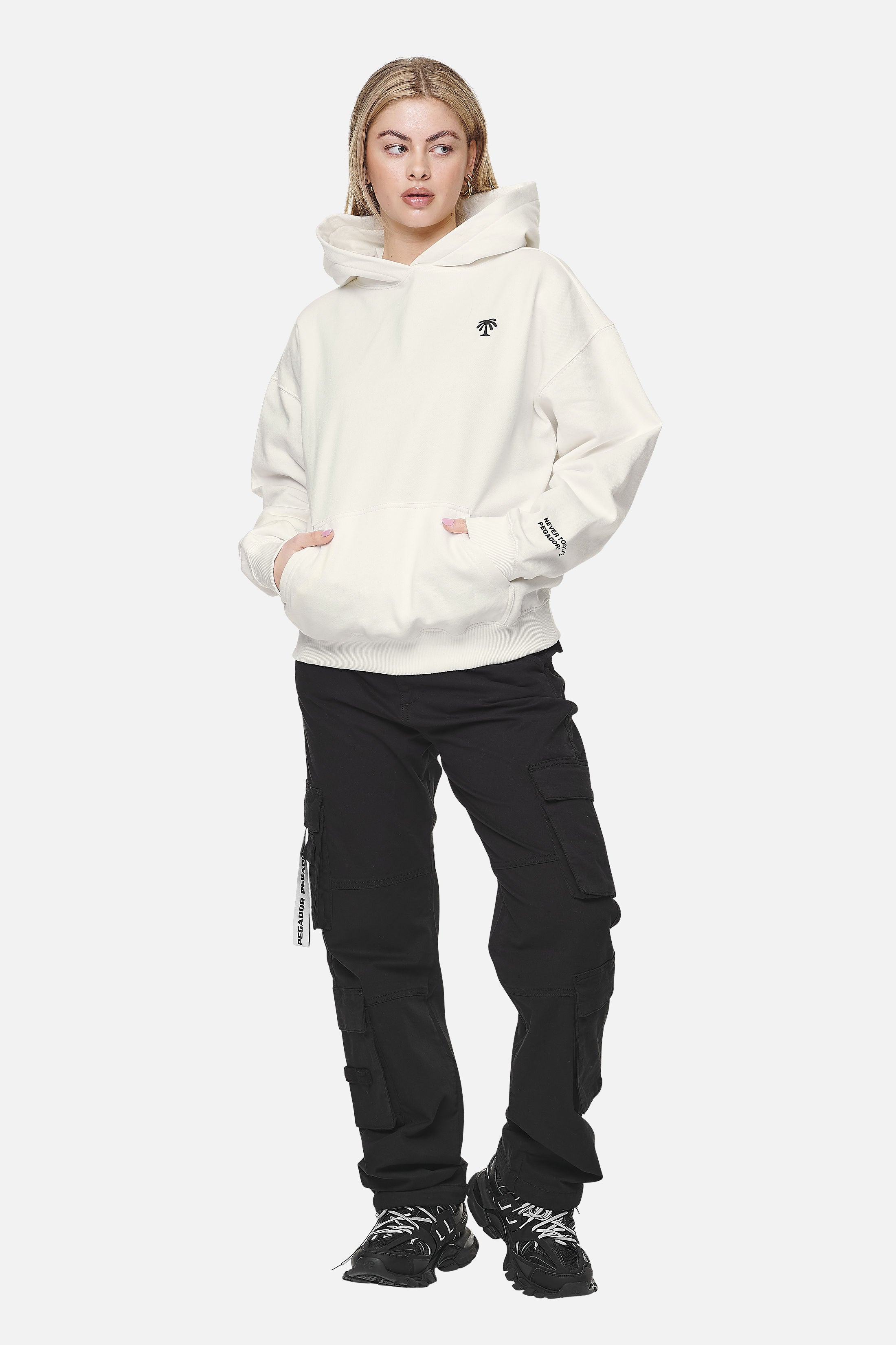 Pegador Palmyra Oversized Hoodie Washed Coconut Milk Ganzkörper Bild aus der Never Too Late Kollektion für DaHerren