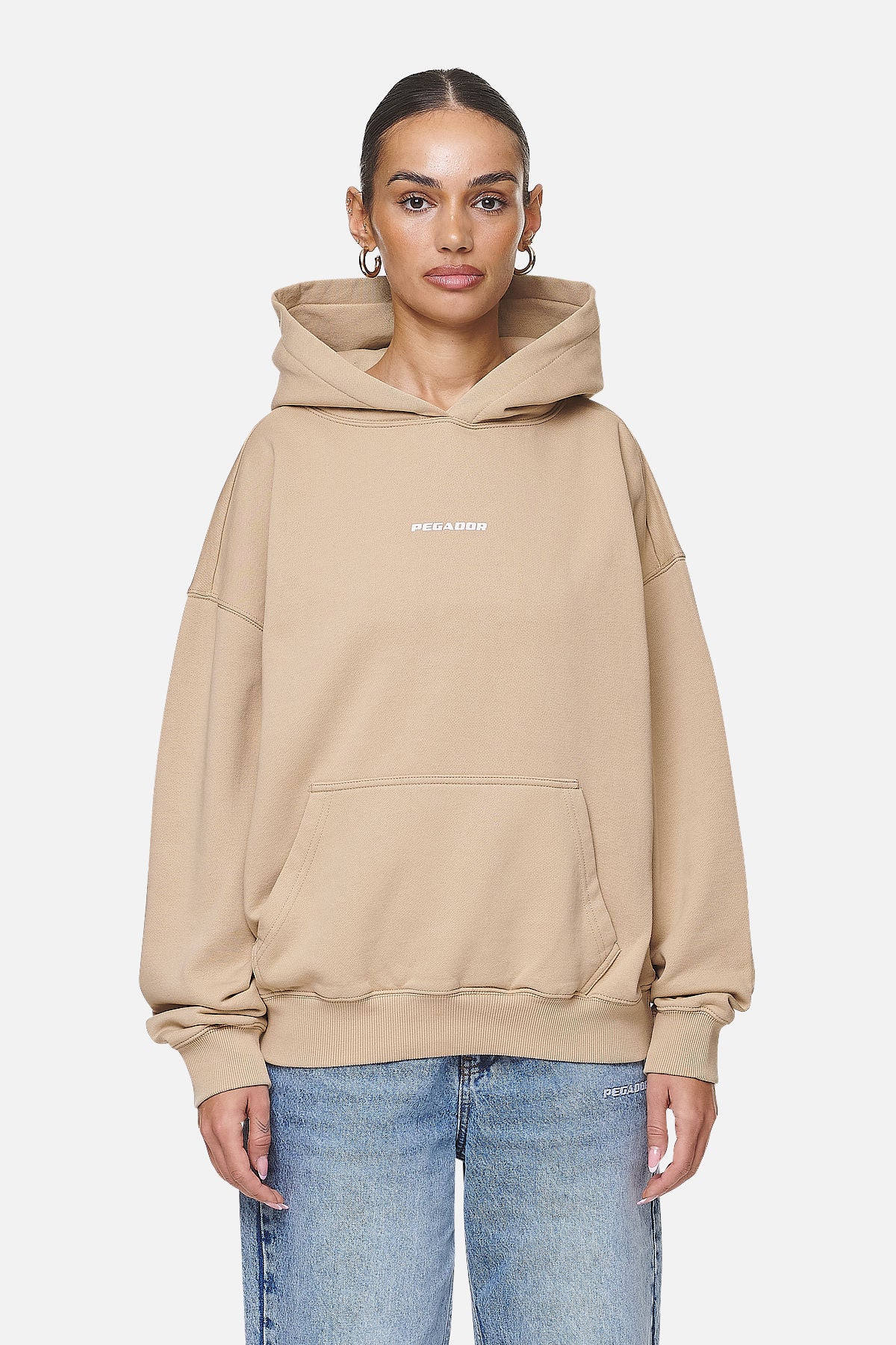 Pegador Atna Logo Oversized Hoodie Washed Safari Sand White Seitenansicht aus der Never Too Late Kollektion für DaHerren