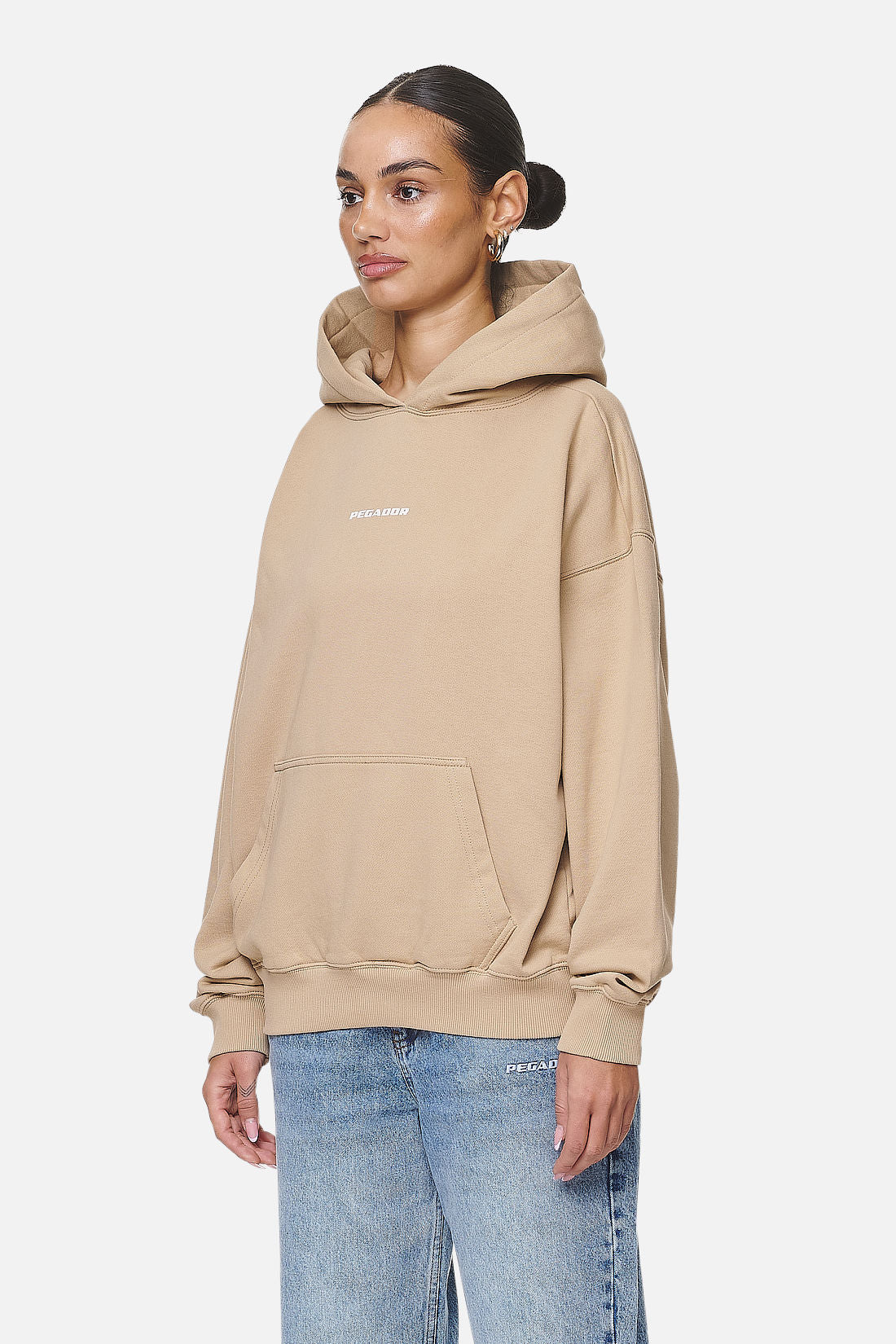 Pegador Atna Logo Oversized Hoodie Washed Safari Sand White Gegenansicht aus der Never Too Late Kollektion für DaHerren