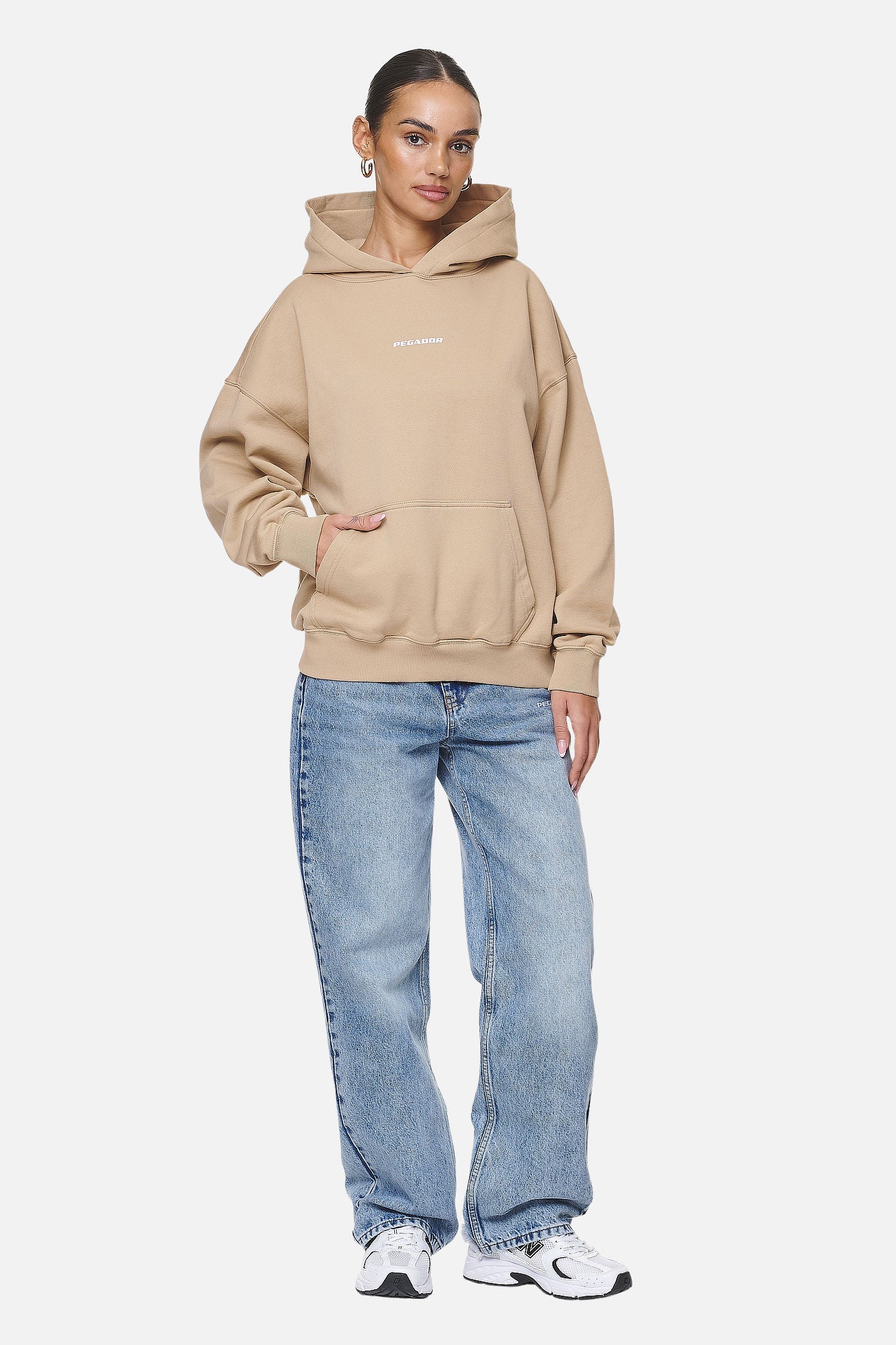 Pegador Atna Logo Oversized Hoodie Washed Safari Sand White Ganzkörper Bild aus der Never Too Late Kollektion für DaHerren