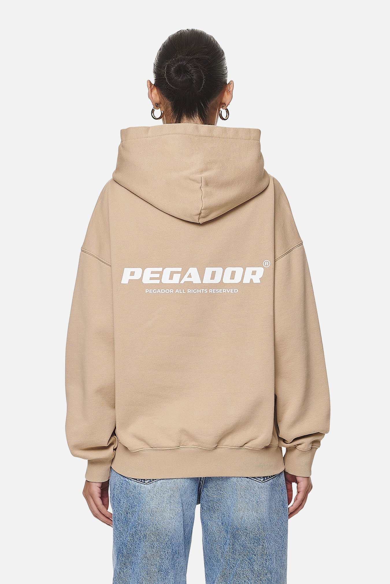 Pegador Atna Logo Oversized Hoodie Washed Safari Sand White Hauptansicht aus der Never Too Late Kollektion für DaHerren