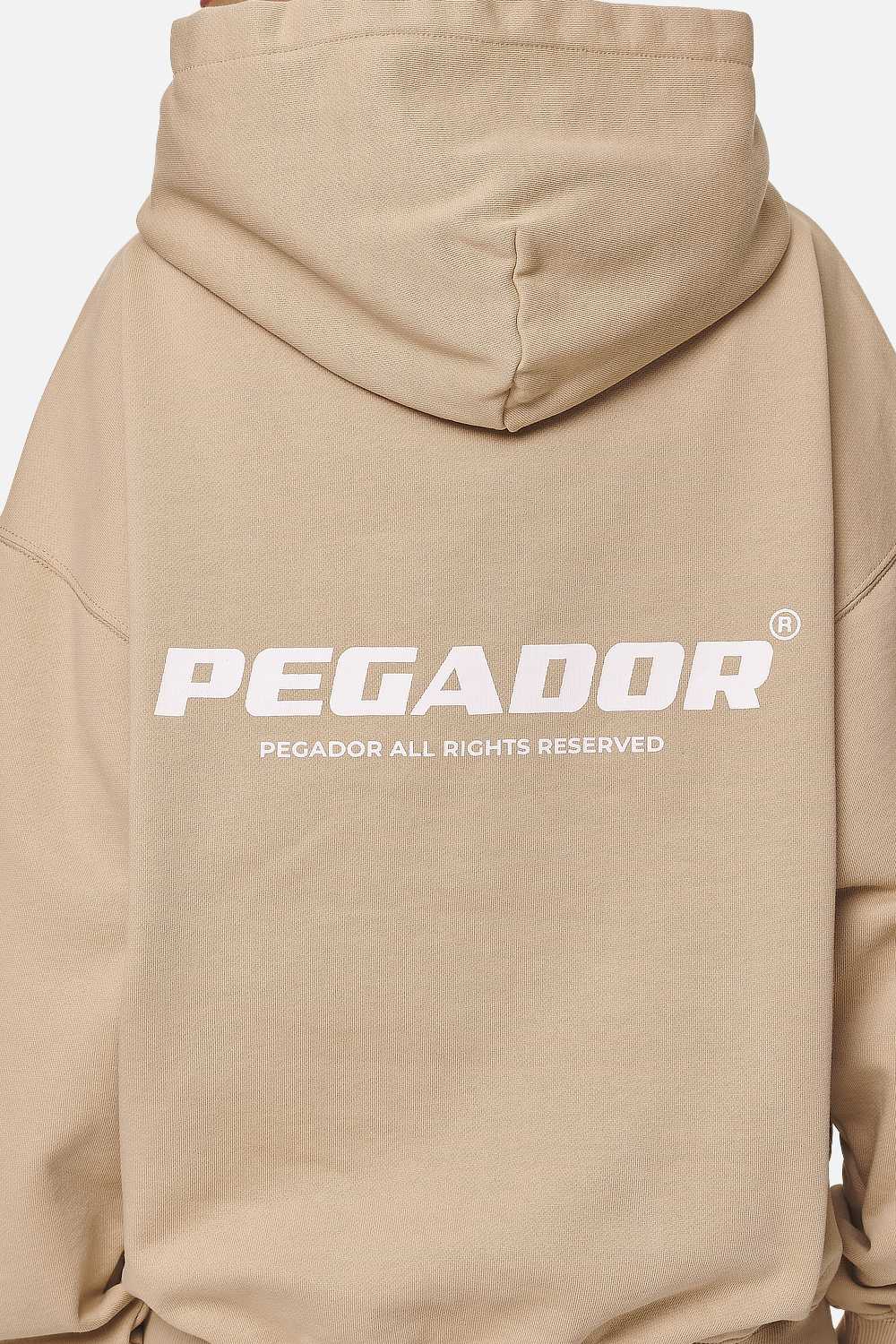Pegador Atna Logo Oversized Hoodie Washed Safari Sand White Detailshot aus der Never Too Late Kollektion für DaHerren