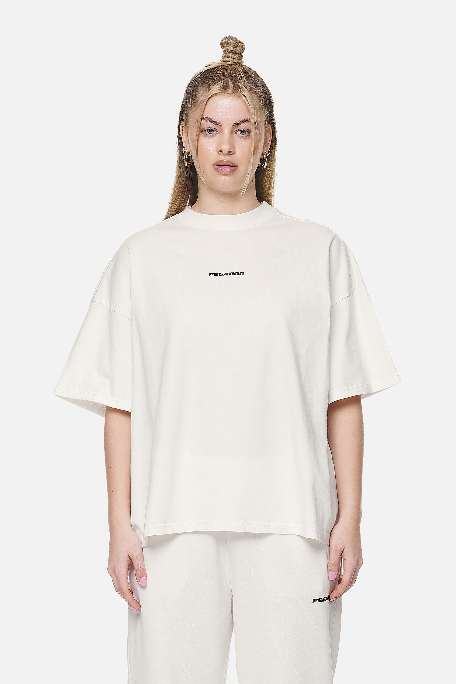 Pegador Arendal Logo Heavy Oversized Tee Washed Coconut Milk Black Seitenansicht aus der Never Too Late Kollektion für DaHerren