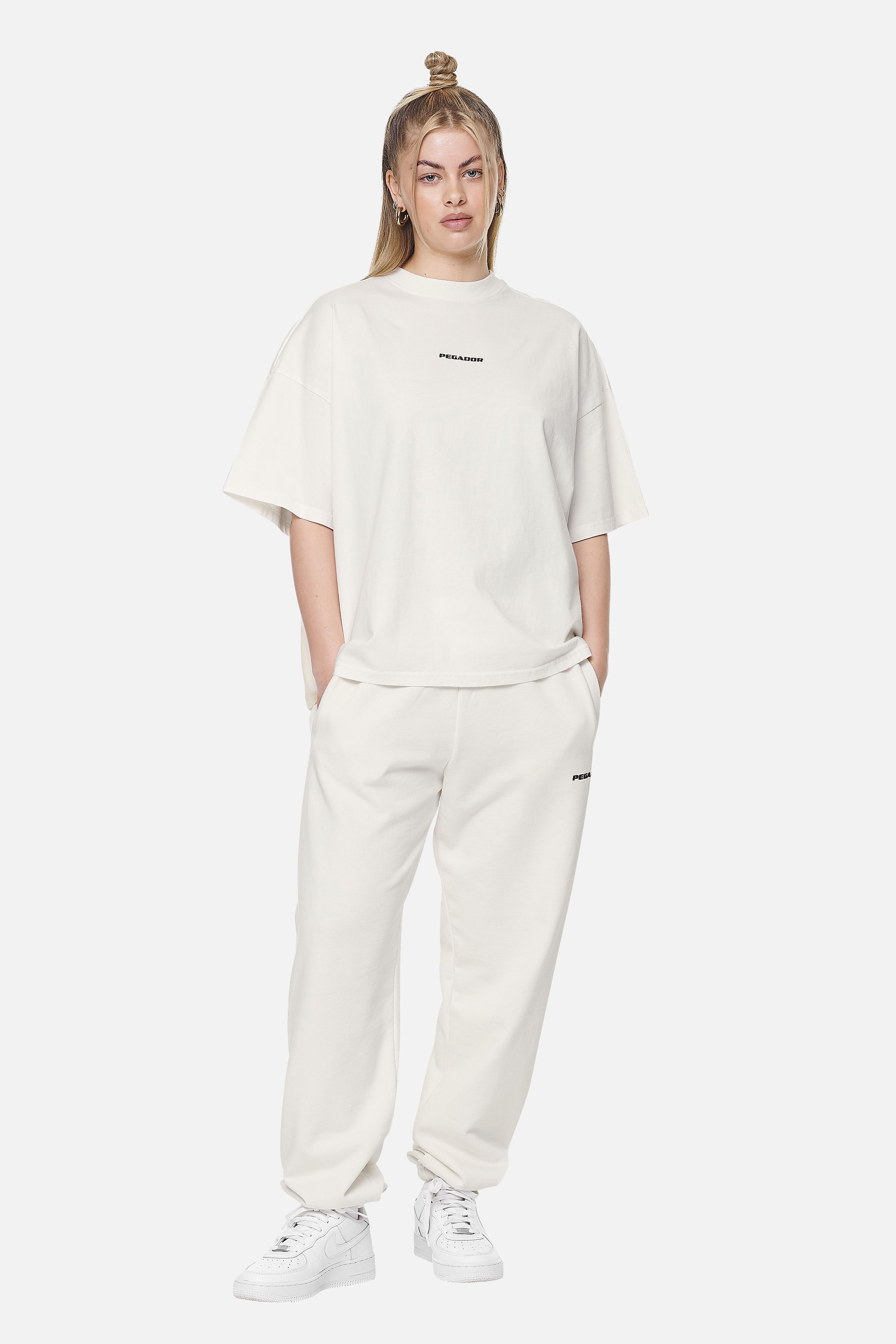 Pegador Arendal Logo Heavy Oversized Tee Washed Coconut Milk Black Ganzkörper Bild aus der Never Too Late Kollektion für DaHerren