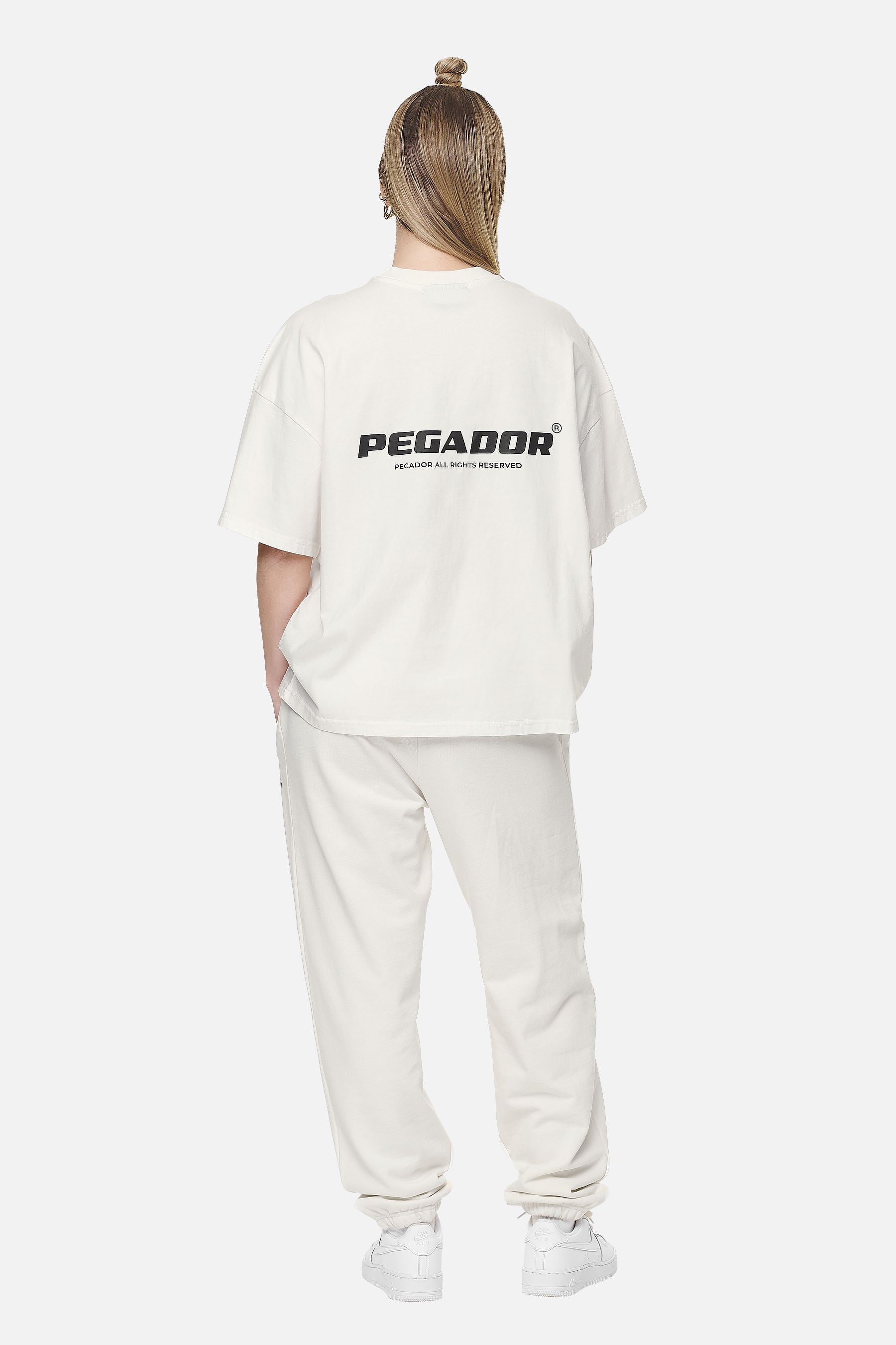 Pegador Arendal Logo Heavy Oversized Tee Washed Coconut Milk Black Detailshot aus der Never Too Late Kollektion für DaHerren