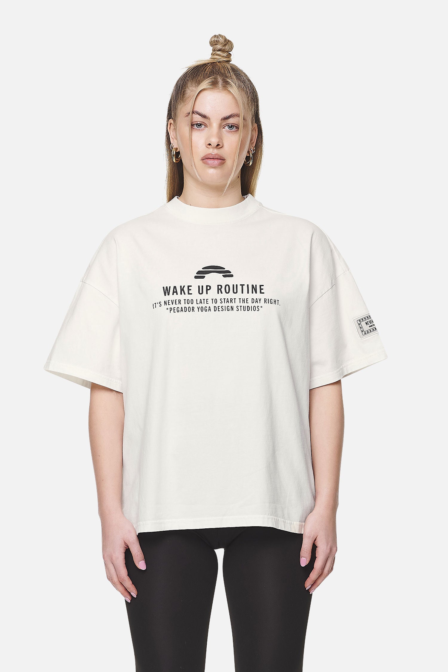 Pegador Idalia Heavy Oversized Tee Washed Coconut Milk Seitenansicht aus der Never Too Late Kollektion für DaHerren