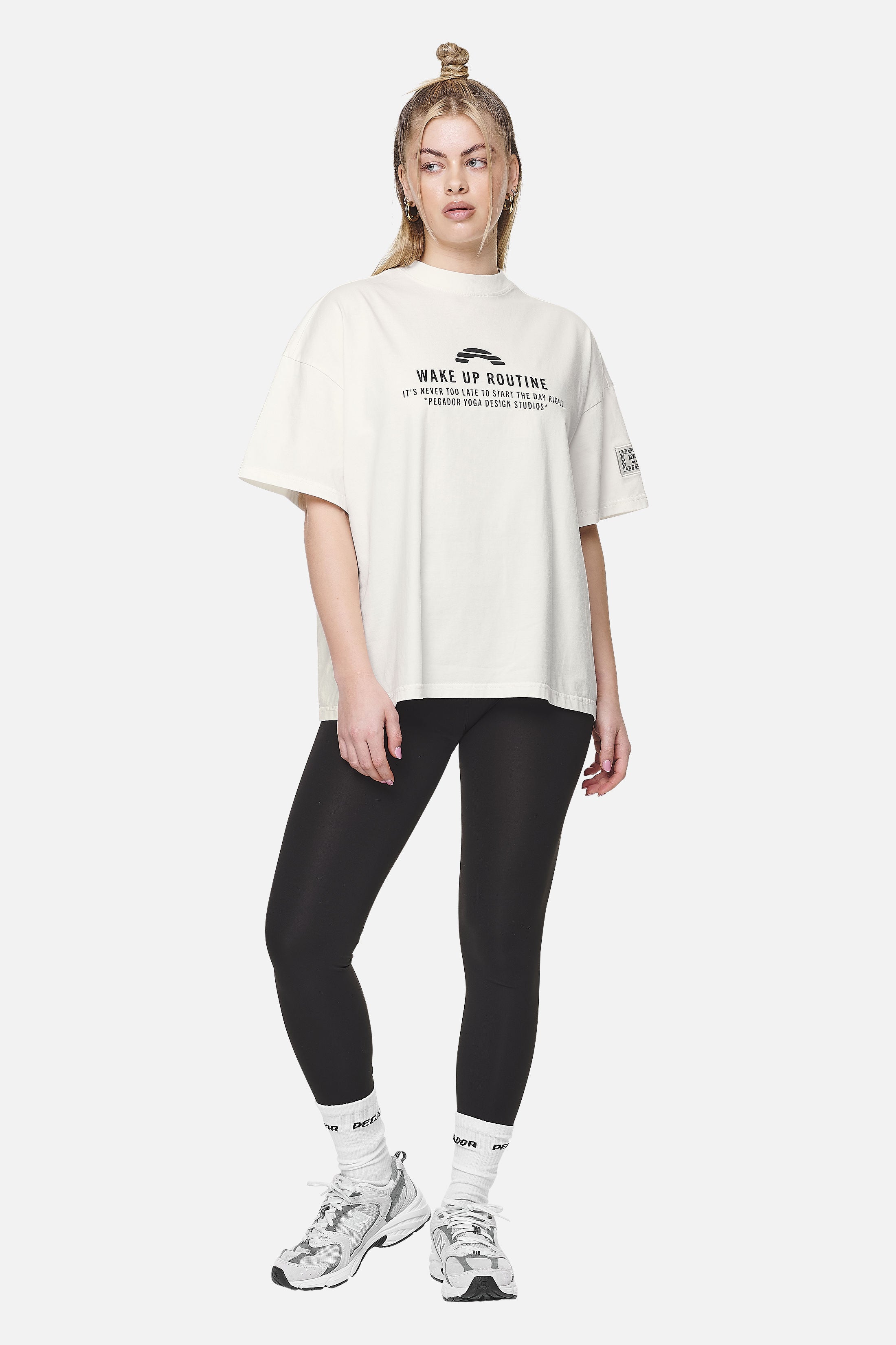 Pegador Idalia Heavy Oversized Tee Washed Coconut Milk Ganzkörper Bild aus der Never Too Late Kollektion für DaHerren