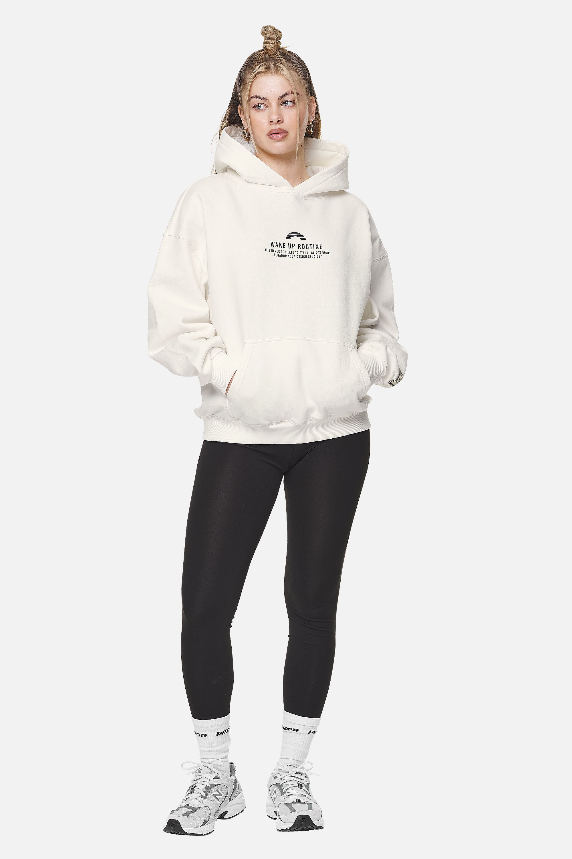 Pegador Idalia Oversized Hoodie Washed Coconut Milk Ganzkörper Bild aus der Never Too Late Kollektion für DaHerren