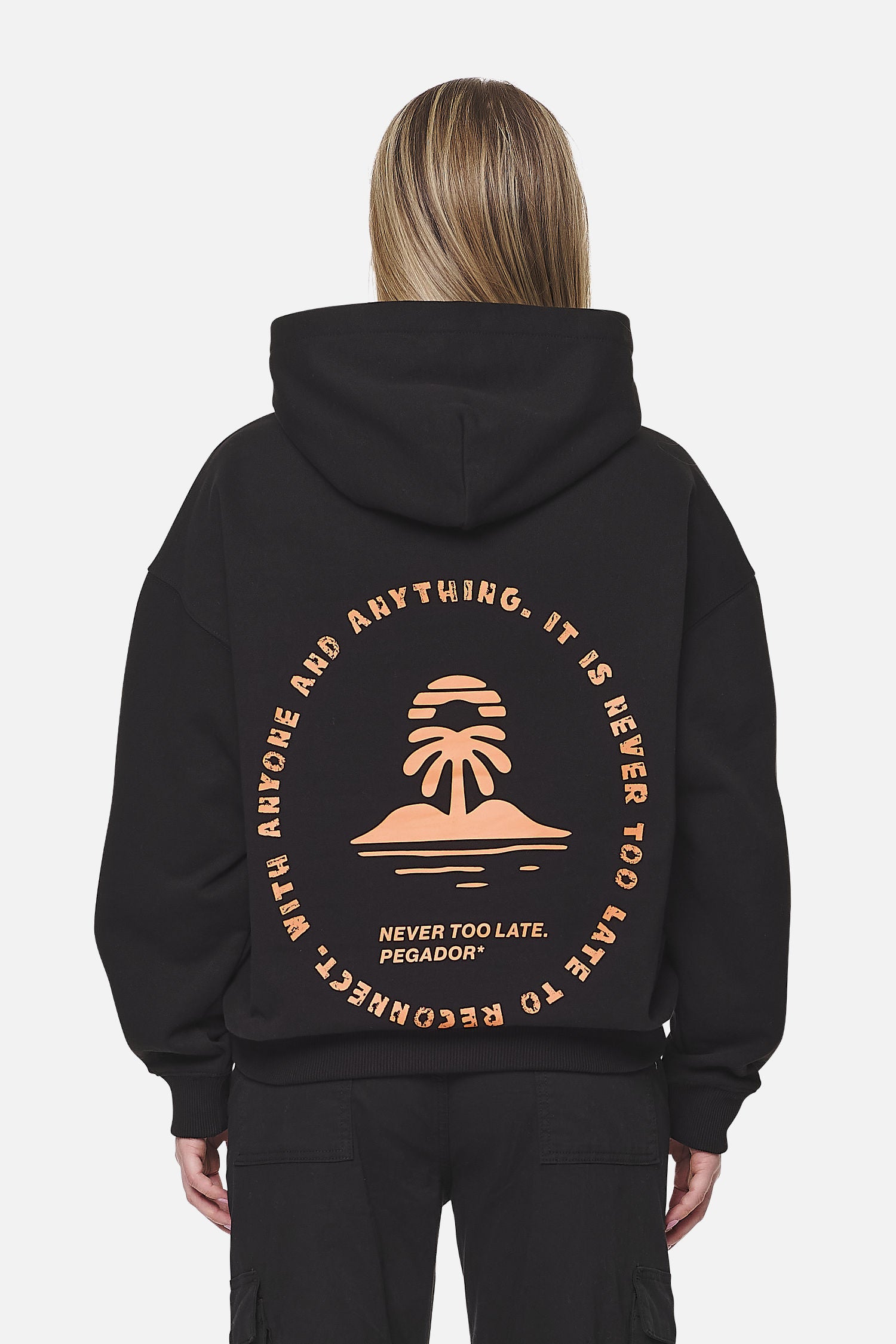 Pegador Palmyra Oversized Hoodie Black Detailshot aus der Never Too Late Kollektion für DaHerren