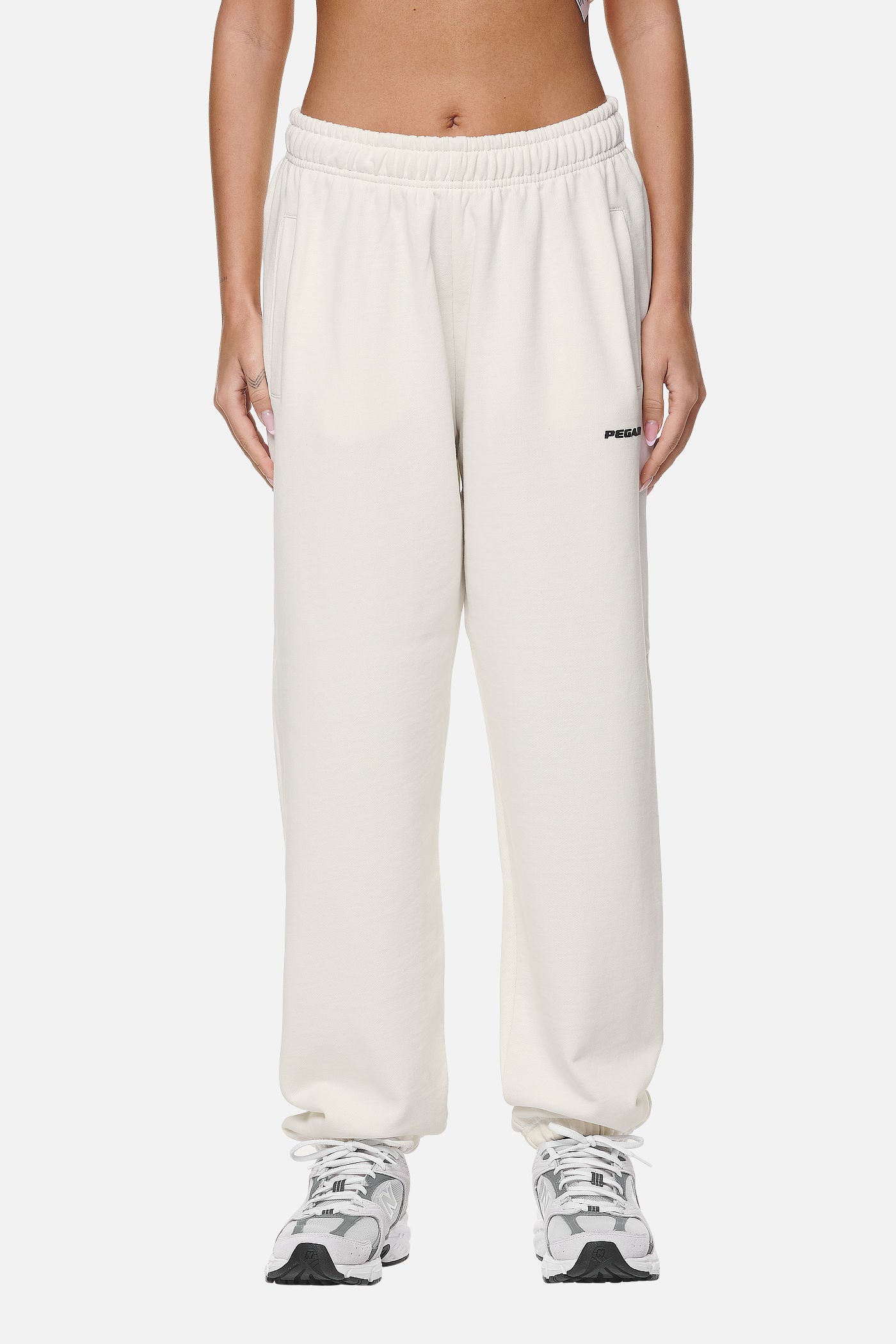 Pegador Villa High Waisted Sweat Pants Washed Coconut Milk Black Gum Seitenansicht aus der Never Too Late Kollektion für DaHerren