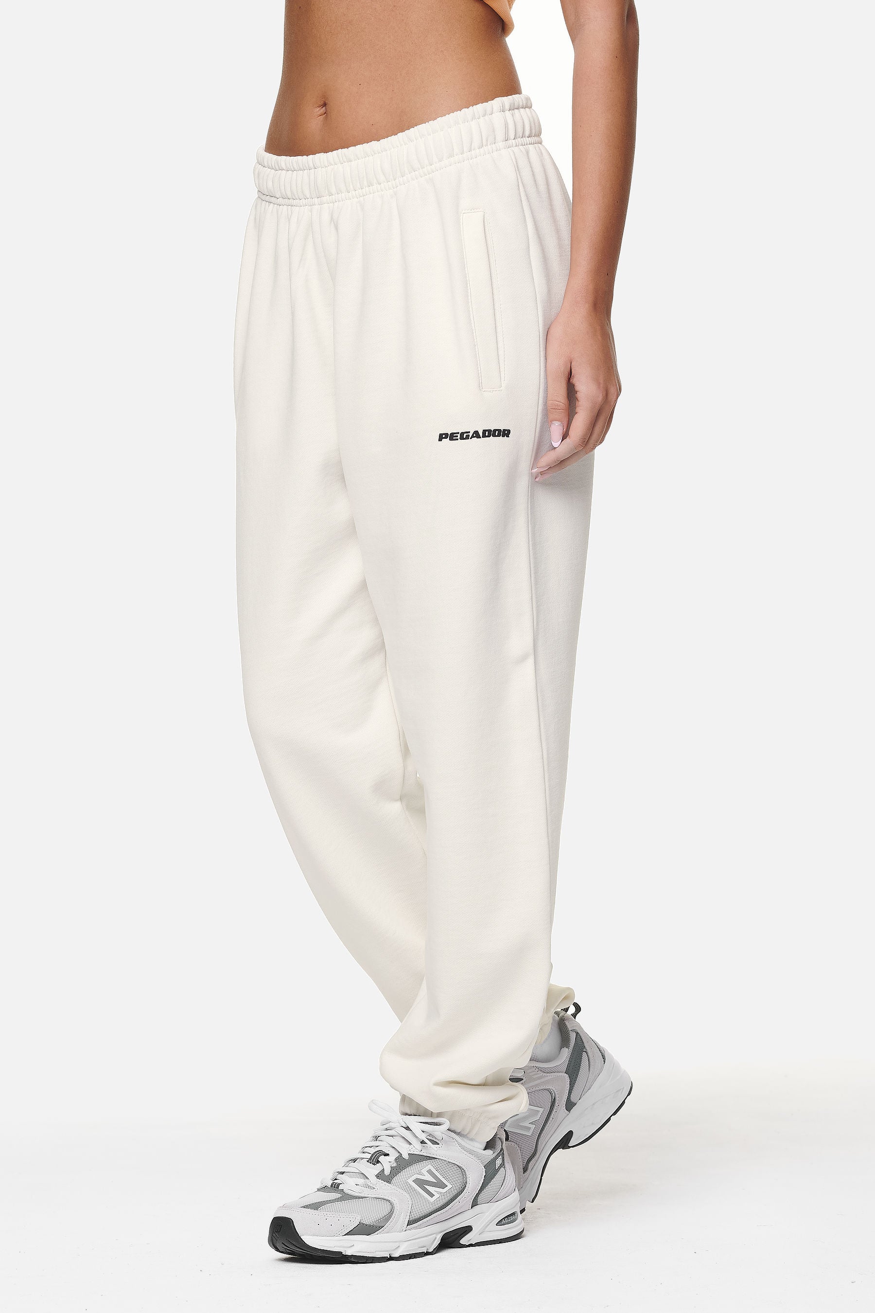 Pegador Villa High Waisted Sweat Pants Washed Coconut Milk Black Gum Hauptansicht aus der Never Too Late Kollektion für DaHerren