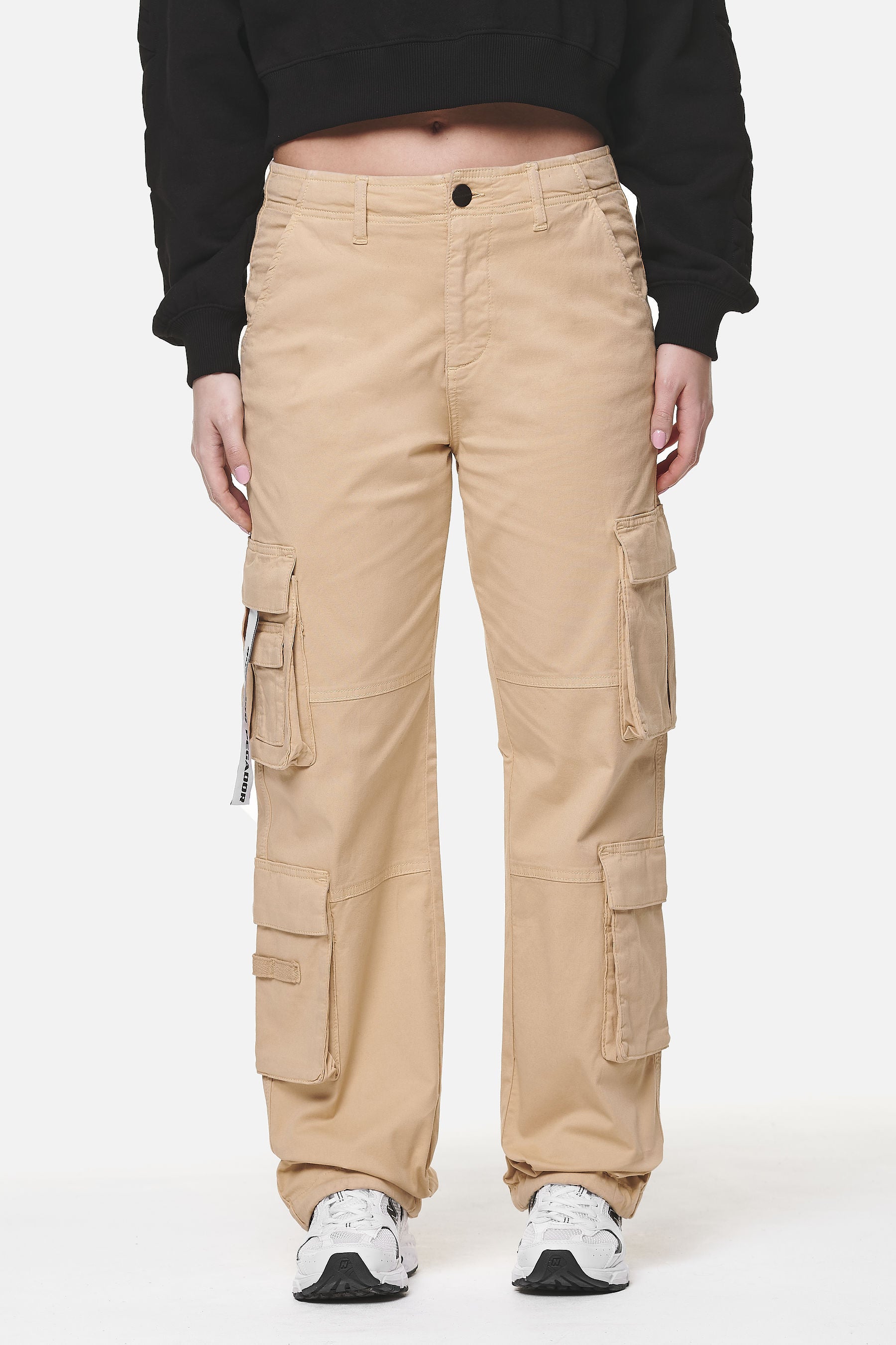 Pegador Tanami Wide Cargo Pants Washed Safari Sand Seitenansicht aus der Never Too Late Kollektion für DaHerren