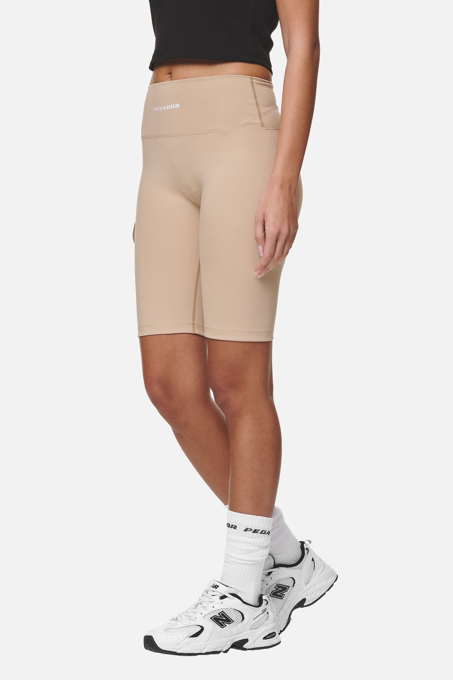 Pegador Jerona Biker Shorts Safari Sand Seitenansicht aus der Never Too Late Kollektion für DaHerren