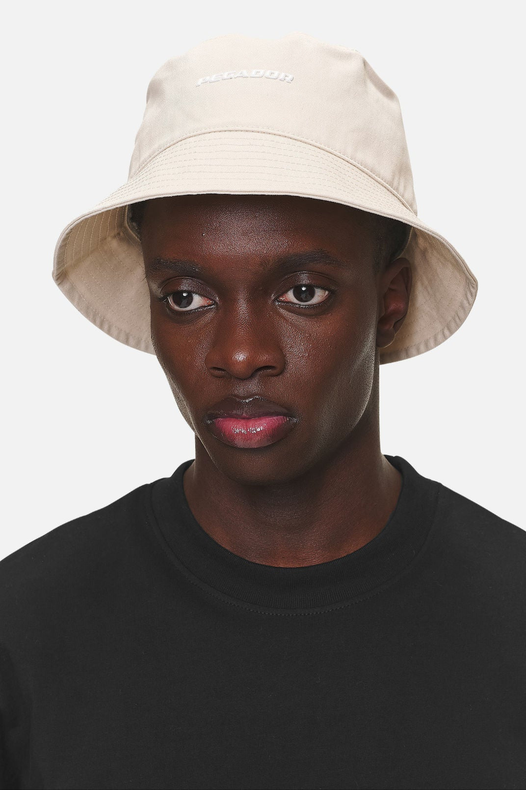 Pegador Logo Bucket Hat Desert Sand White Gegenansicht aus der Never Too Late Kollektion für Herren