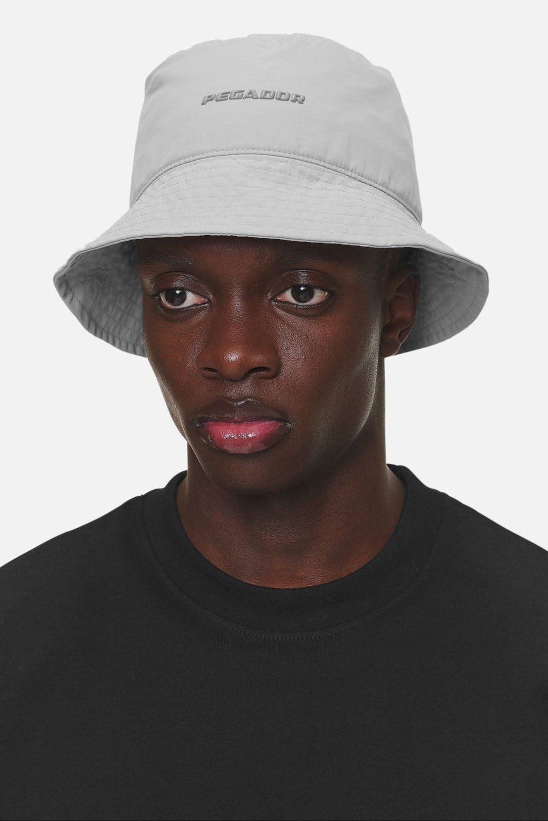 Pegador Logo Nylon Bucket Hat Cool Grey Gegenansicht aus der Never Too Late Kollektion für Herren