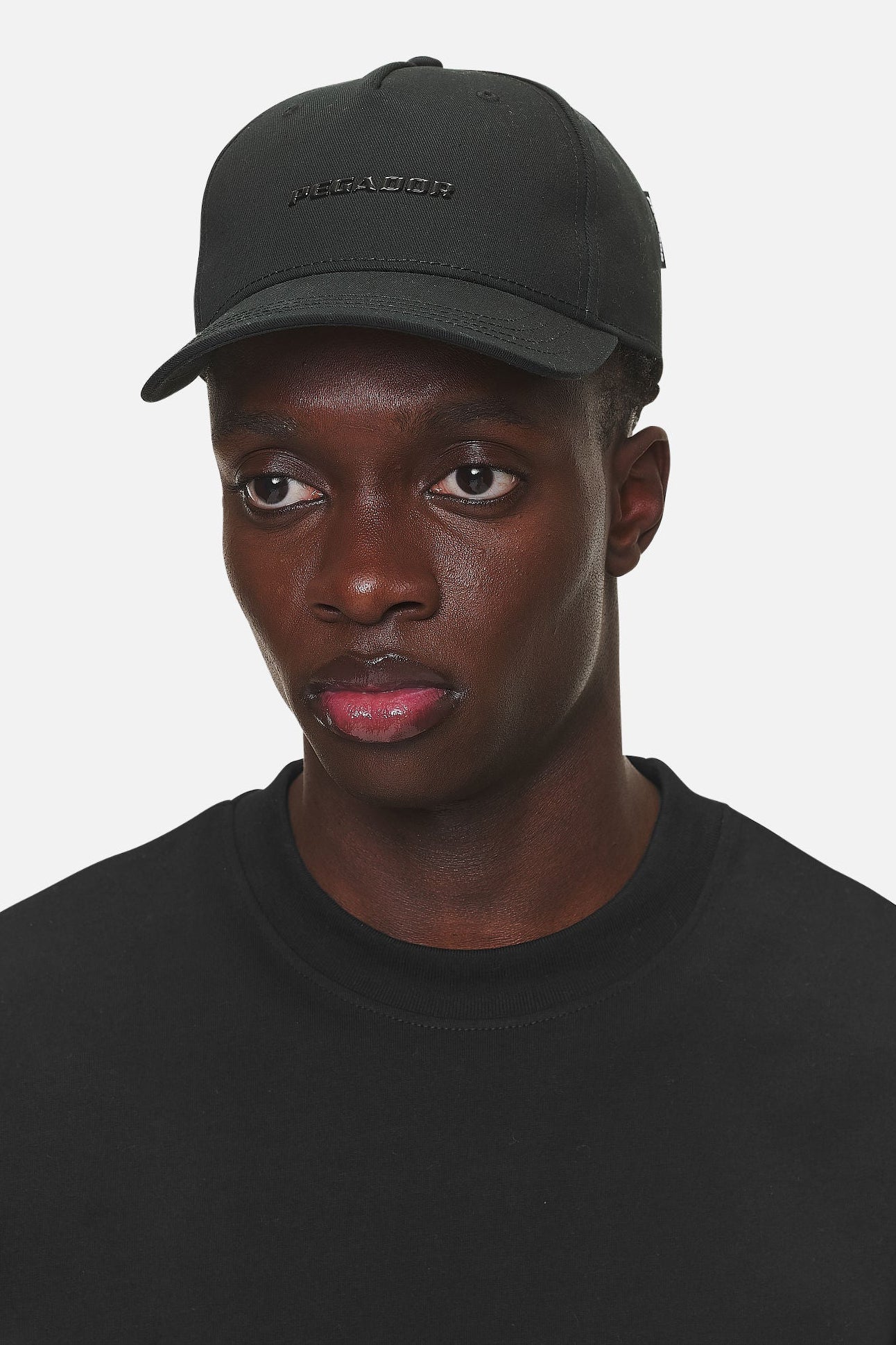 Pegador Logo Cap Black Detailshot aus der Never Too Late Kollektion für Herren