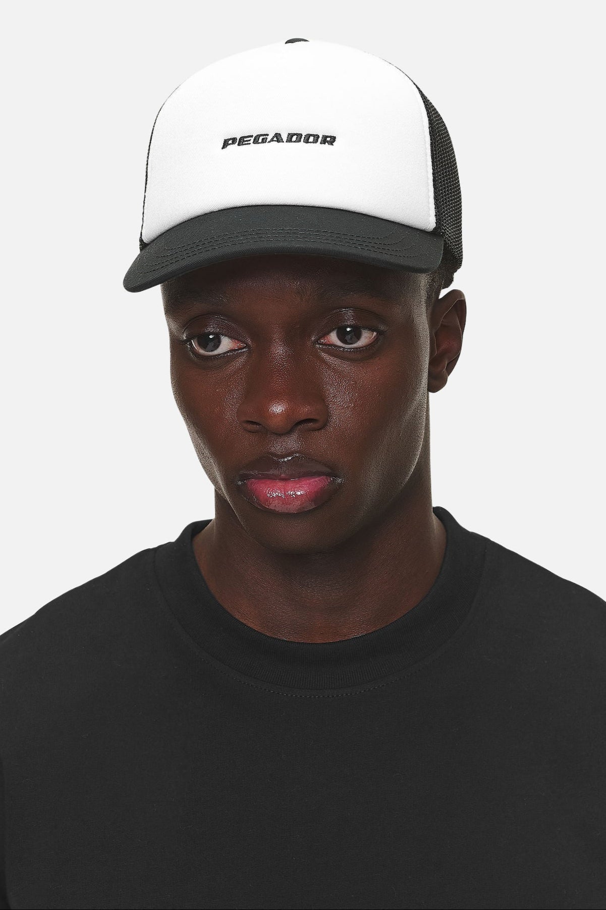 Pegador Logo Baseball Trucker Cap White Black Detailshot aus der Never Too Late Kollektion für Herren