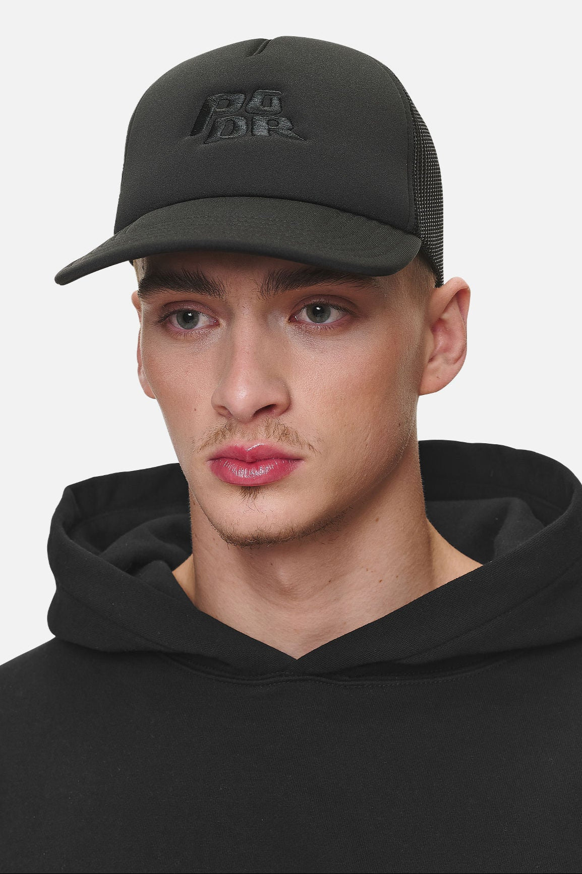 Pegador Narson Trucker Cap Black Cool Grey Detailshot aus der Never Too Late Kollektion für Herren