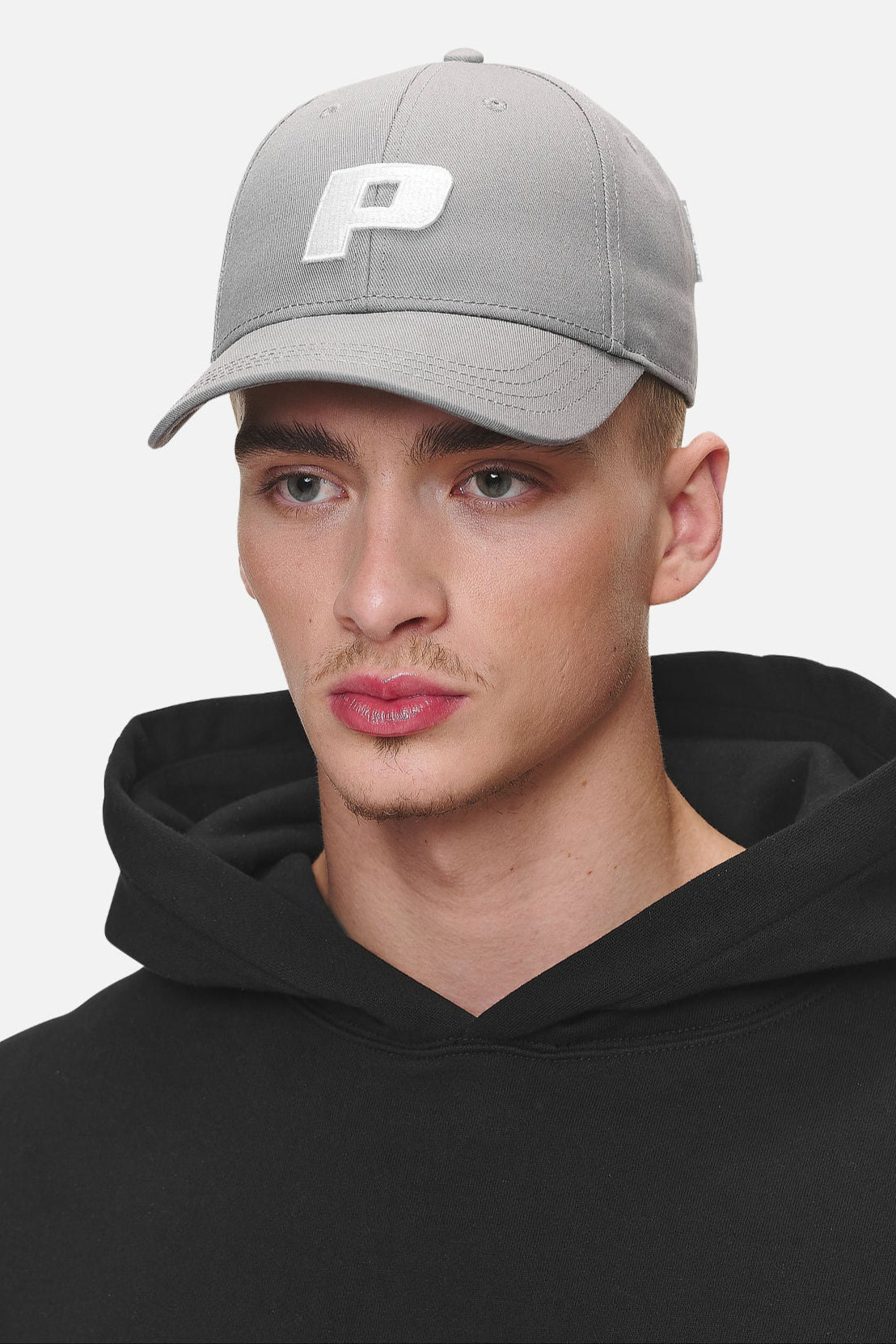 Pegador P Logo Cap Cool Grey White Detailshot aus der Never Too Late Kollektion für Herren