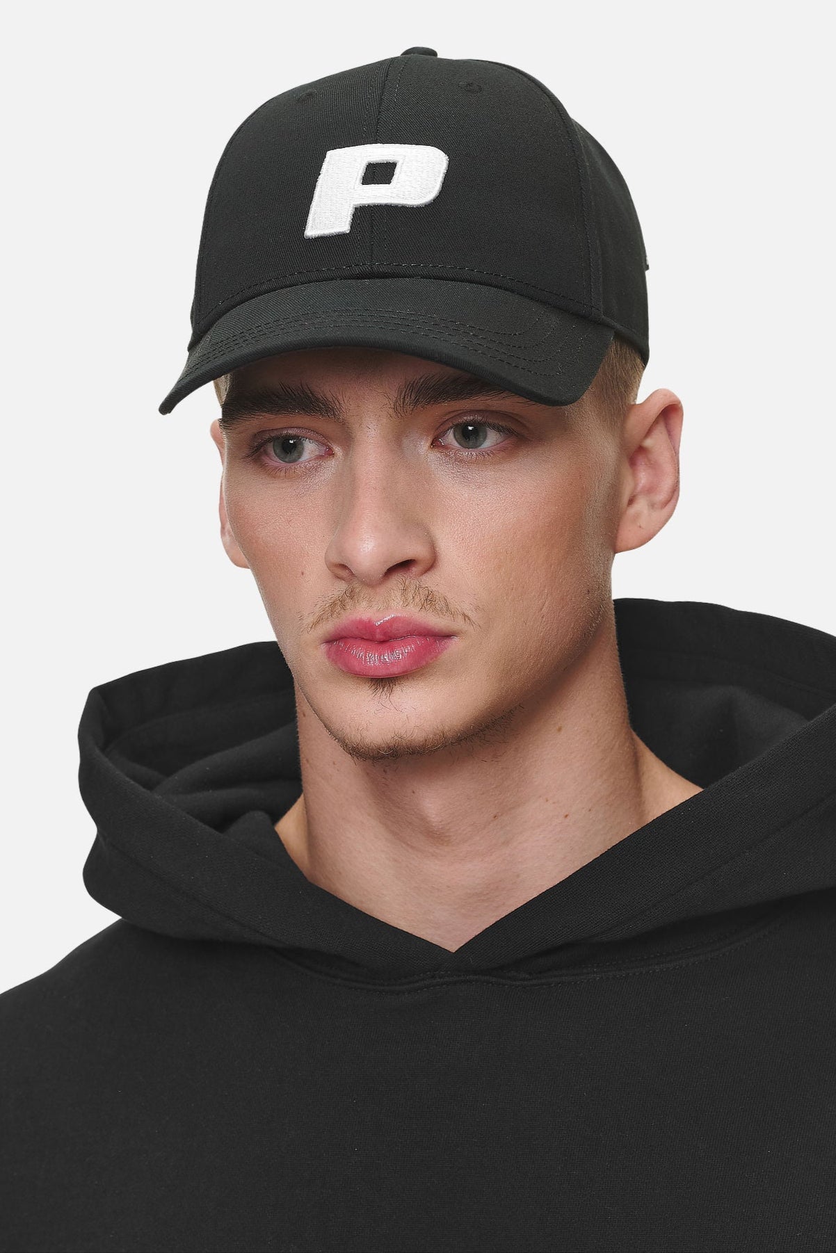 Pegador P Logo Cap Black White Detailshot aus der Never Too Late Kollektion für Herren