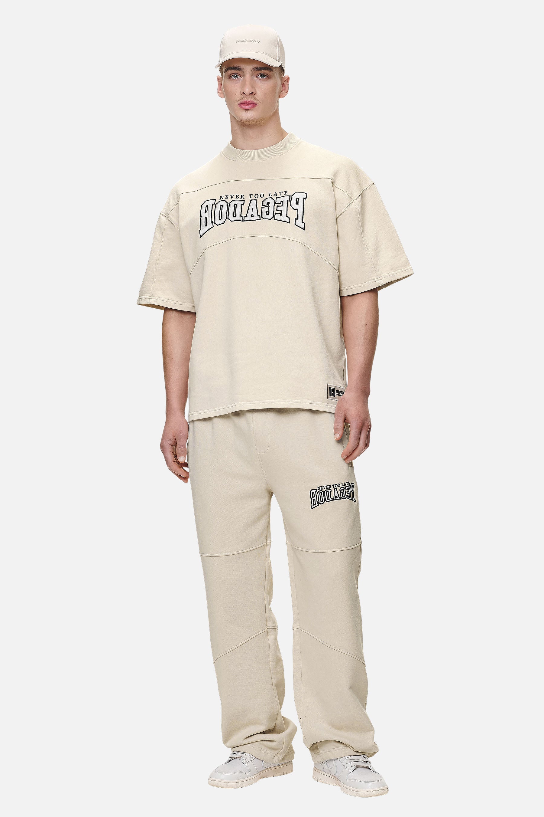 Pegador Beech Terry Boxy Tee Washed Desert Sand Ganzkörper Bild aus der Never Too Late Kollektion für Herren