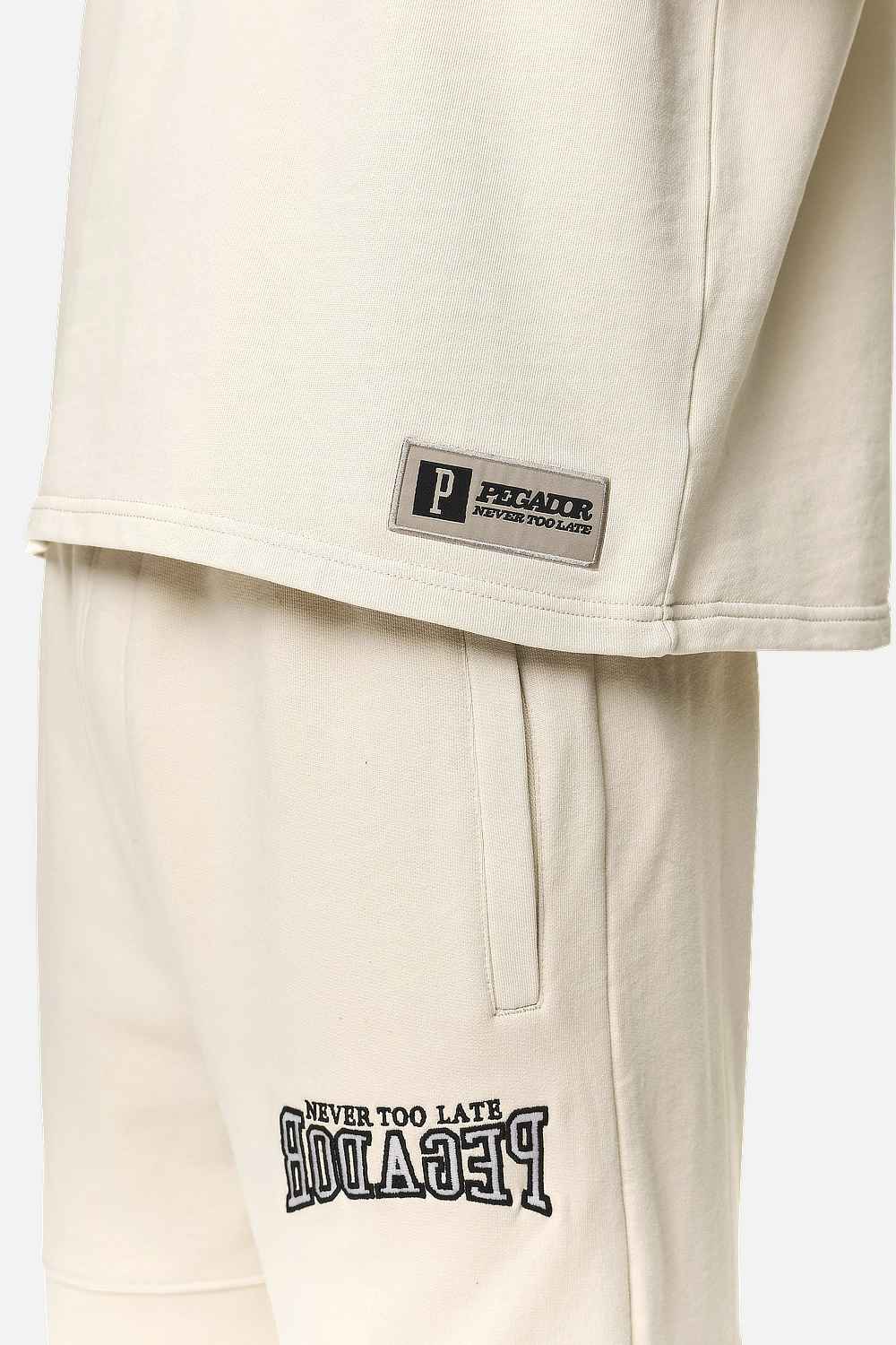 Pegador Beech Terry Boxy Tee Washed Desert Sand Detailshot aus der Never Too Late Kollektion für Herren