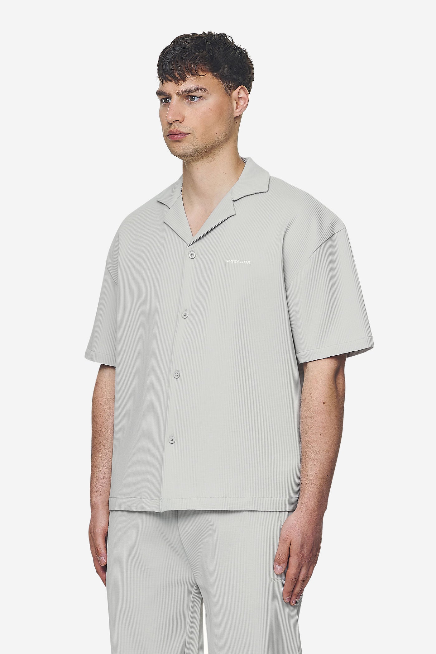 Pegador Troy Plissee Summer Shirt Pearl Grey Seitenansicht aus der Next Wave Kollektion für Herren