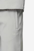 Pegador Troy Plissee Pants Pearl Grey Detailshot aus der Next Wave Kollektion für Herren