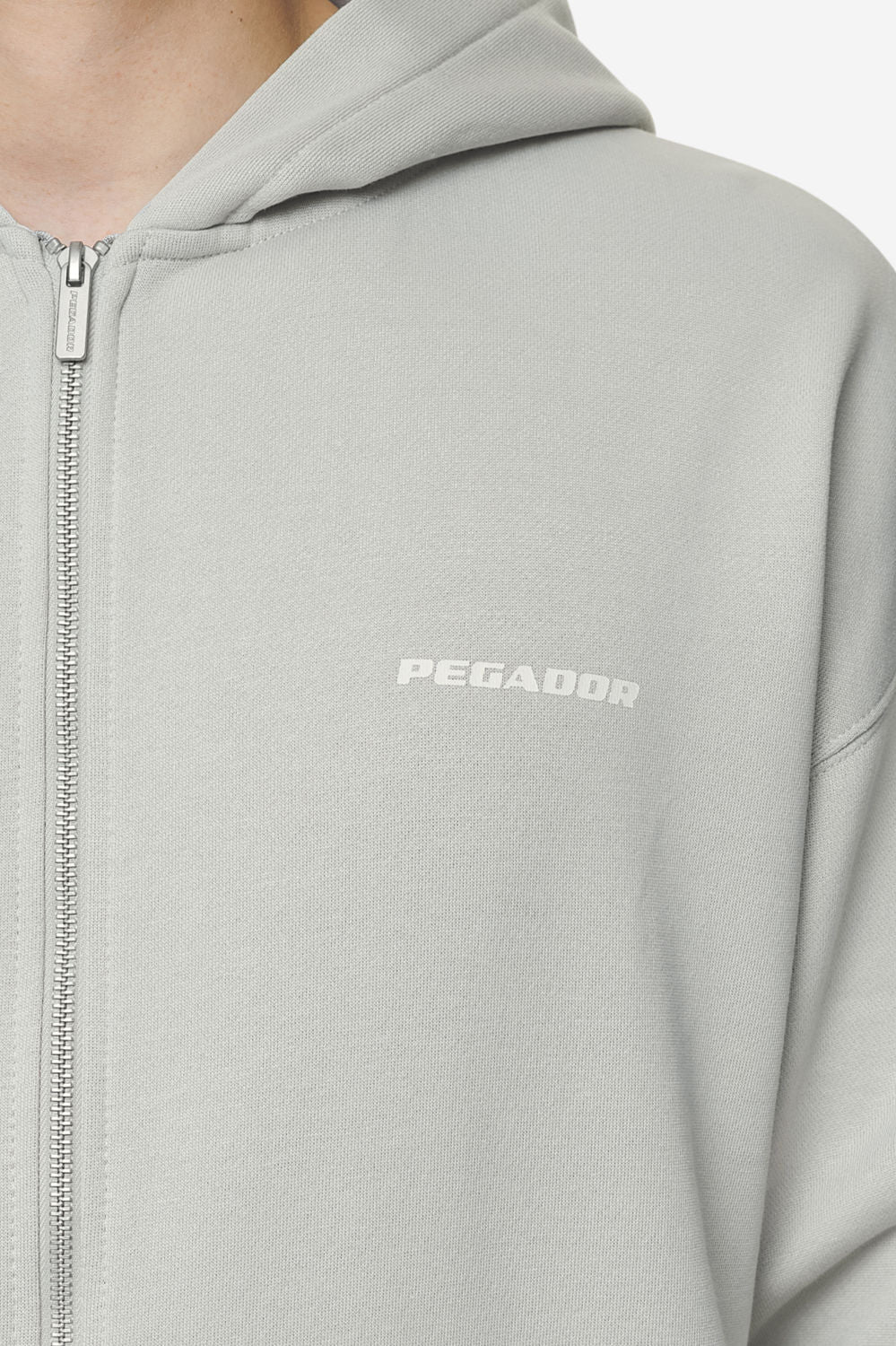 Pegador Colne Logo Oversized Sweat Jacket Washed Pearl Grey Salty Cream Detailshot aus der Next Wave Kollektion für Herren