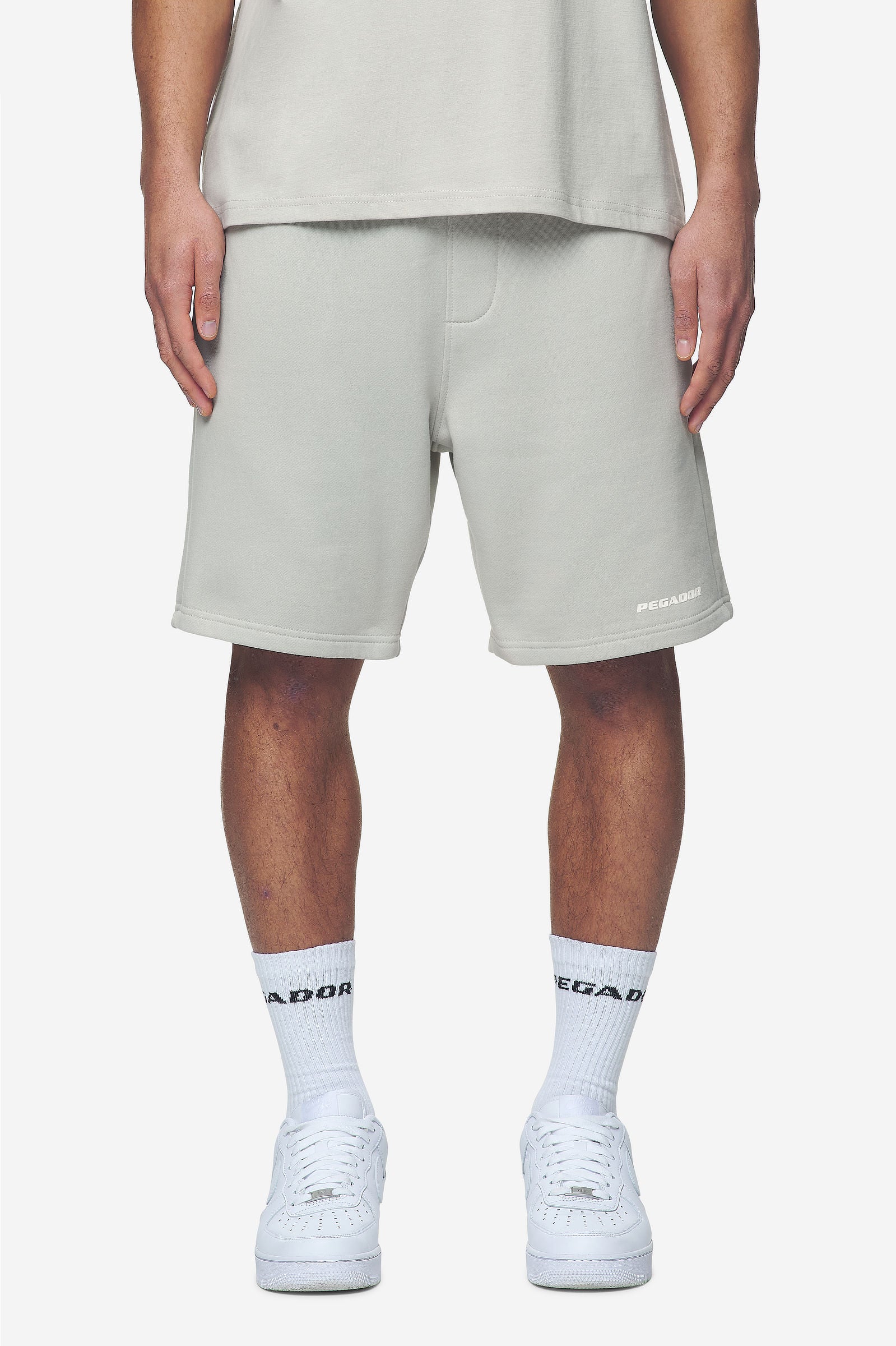 Pegador Logo Heavy Sweat Shorts Washed Pearl Grey White Gum Seitenansicht aus der Next Wave Kollektion für Herren